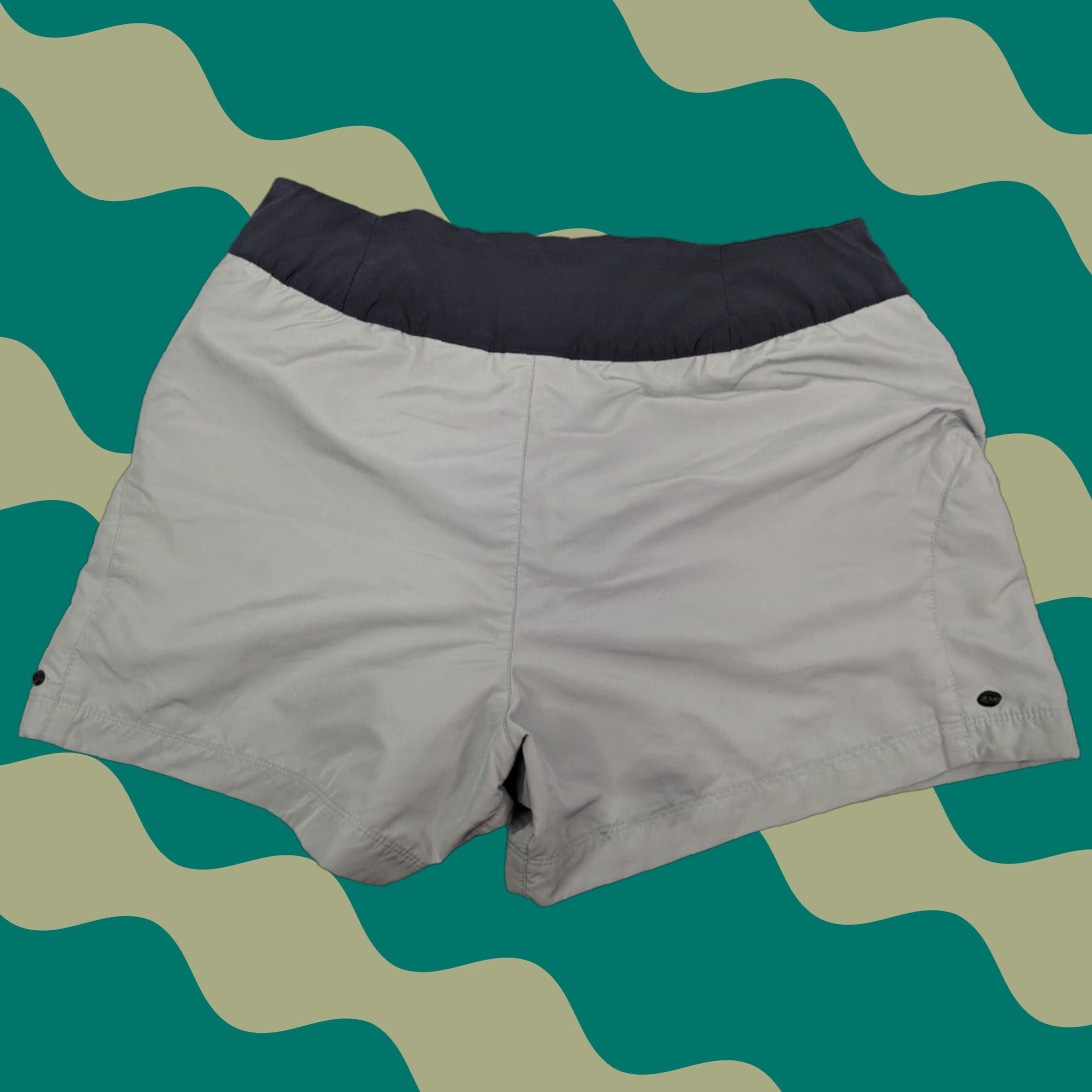 Vintage Columbia Women's Shorts Nylon Gray 4" Stretch Inseam 4" Hiking Gym Beach Fishing Activewear Black/Gray Short Regular Large Size 36" / US 14 / IT 50 - 1 Thumbnail