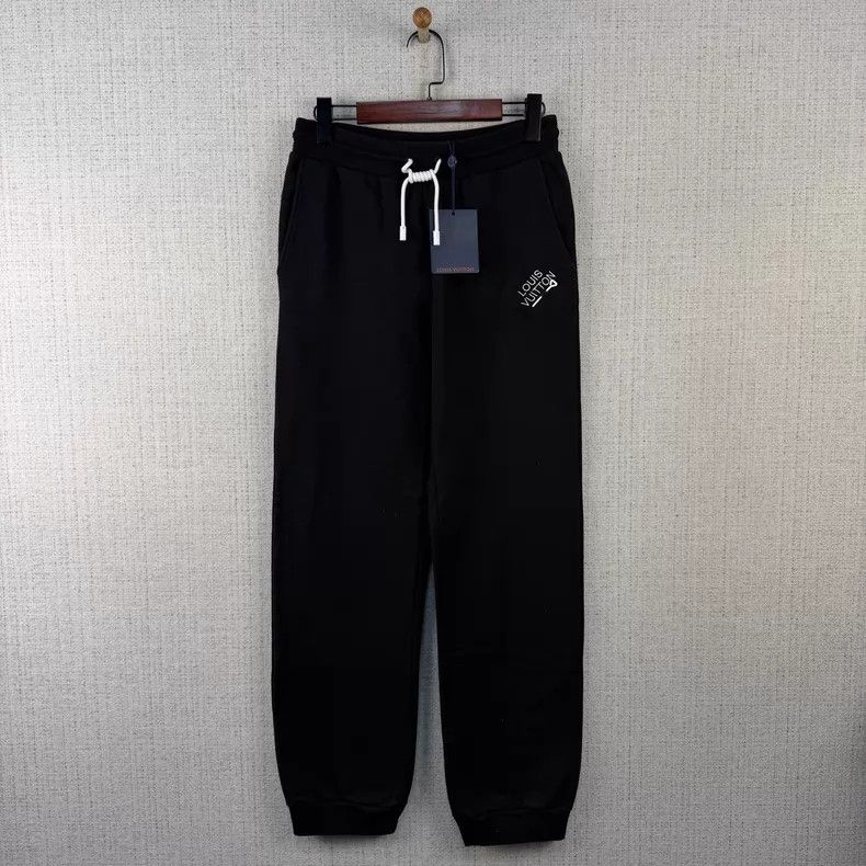 Louis Vuitton Louis Vuitton size s Solid pin-on embroidered logo knit swe Size US 28 / EU 44 - 1 Thumbnail