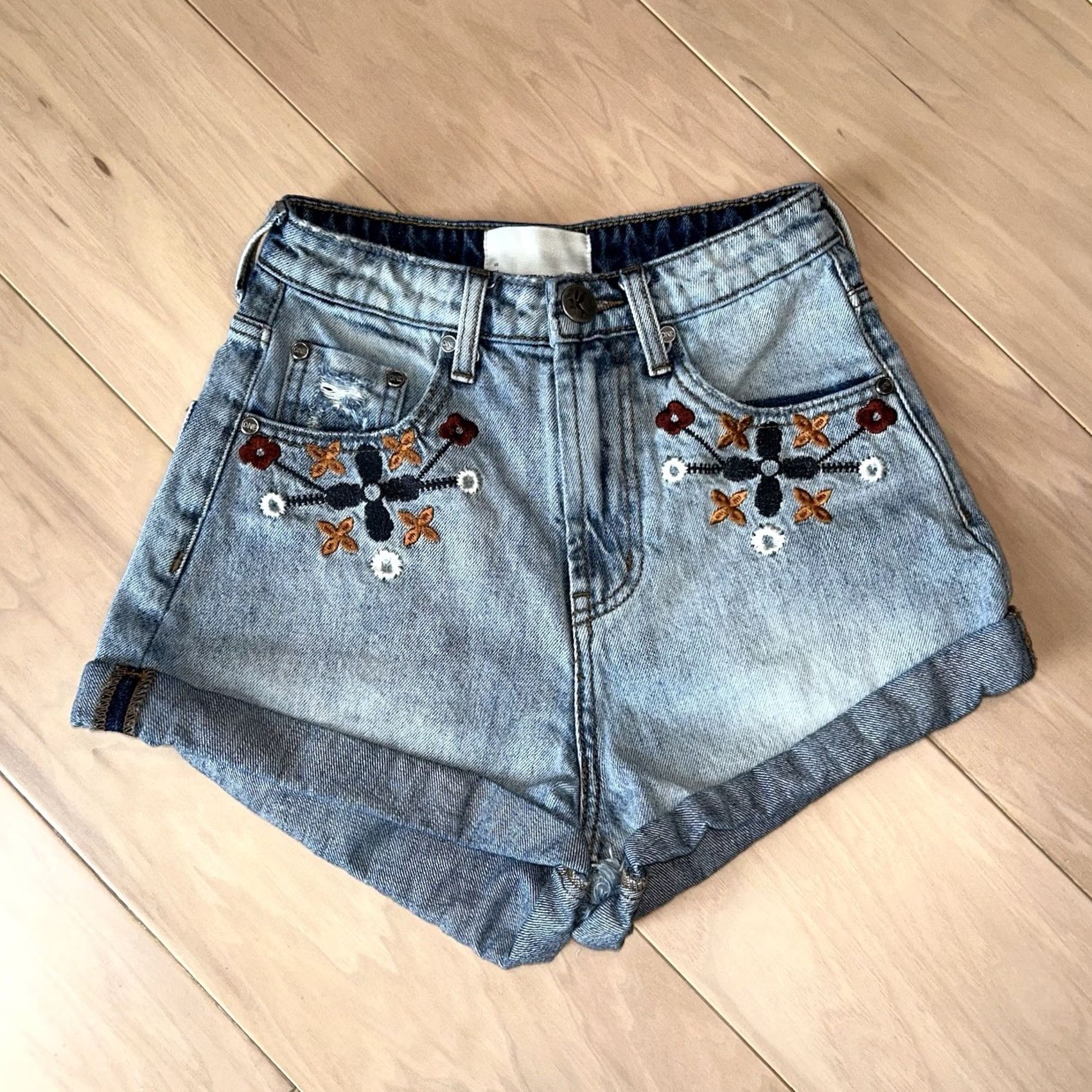 Vintage VINTAGE One Teaspoon Bandits Denim Shorts Floral Embroidered Women’s 24 Size 42" / US 20 - 2 Thumbnail