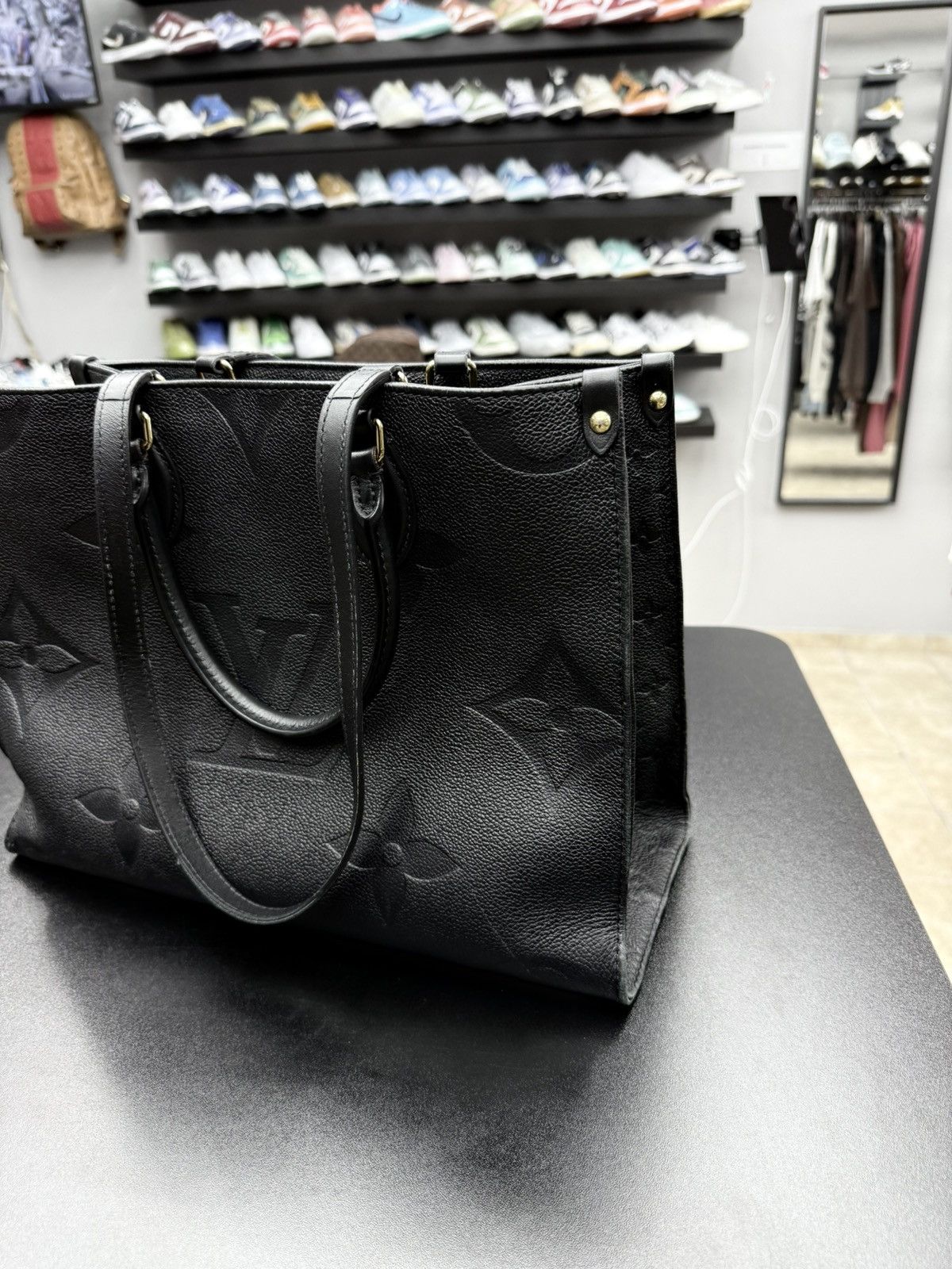 Louis Vuitton Louis Vuitton OnTheGo MM Black Leather Bag Size ONE SIZE - 7 Thumbnail