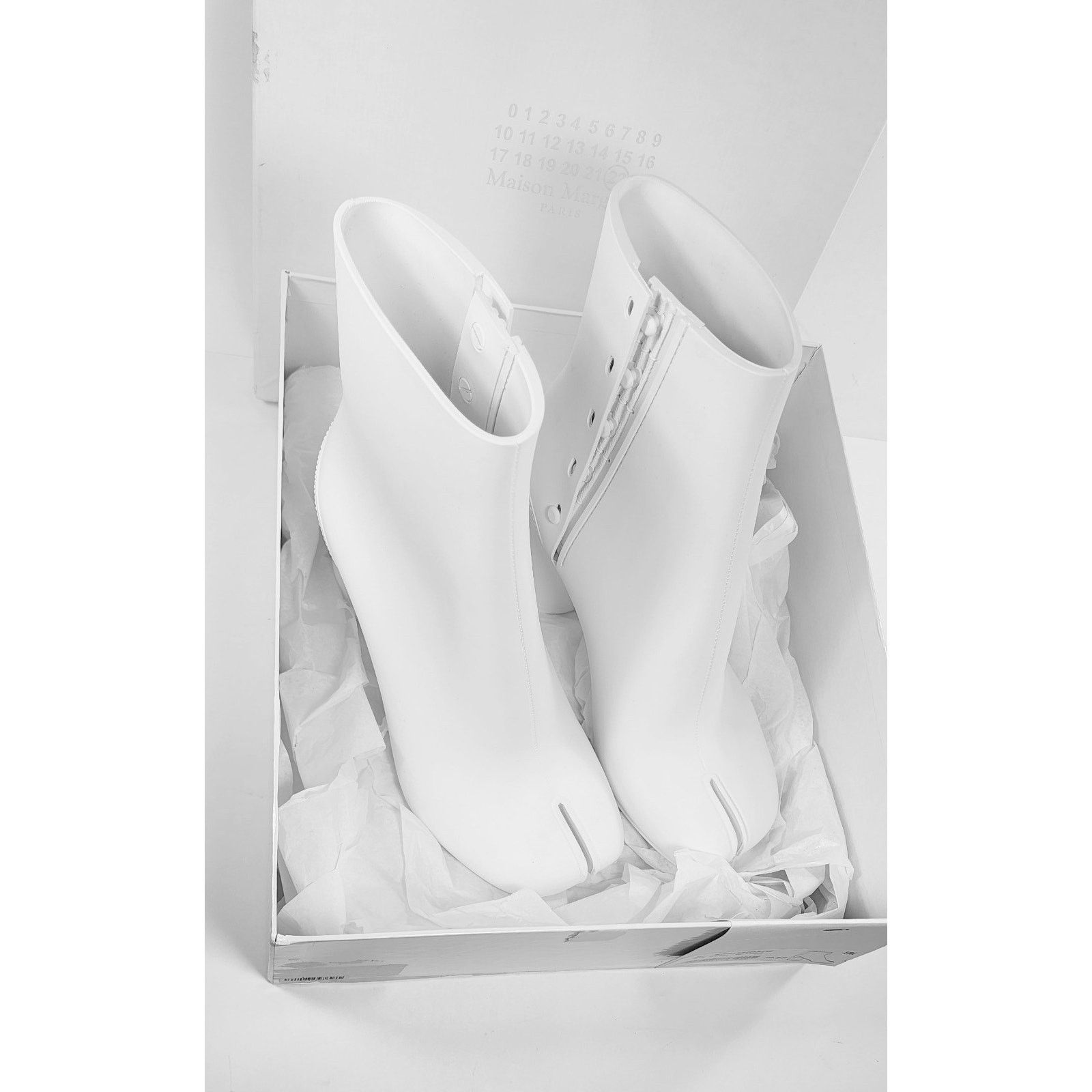 Maison Margiela MAISON MARGIELA Ankle Boots US7 EU37 White Tabi Toe. Size US 7 / IT 37 - 2 Thumbnail