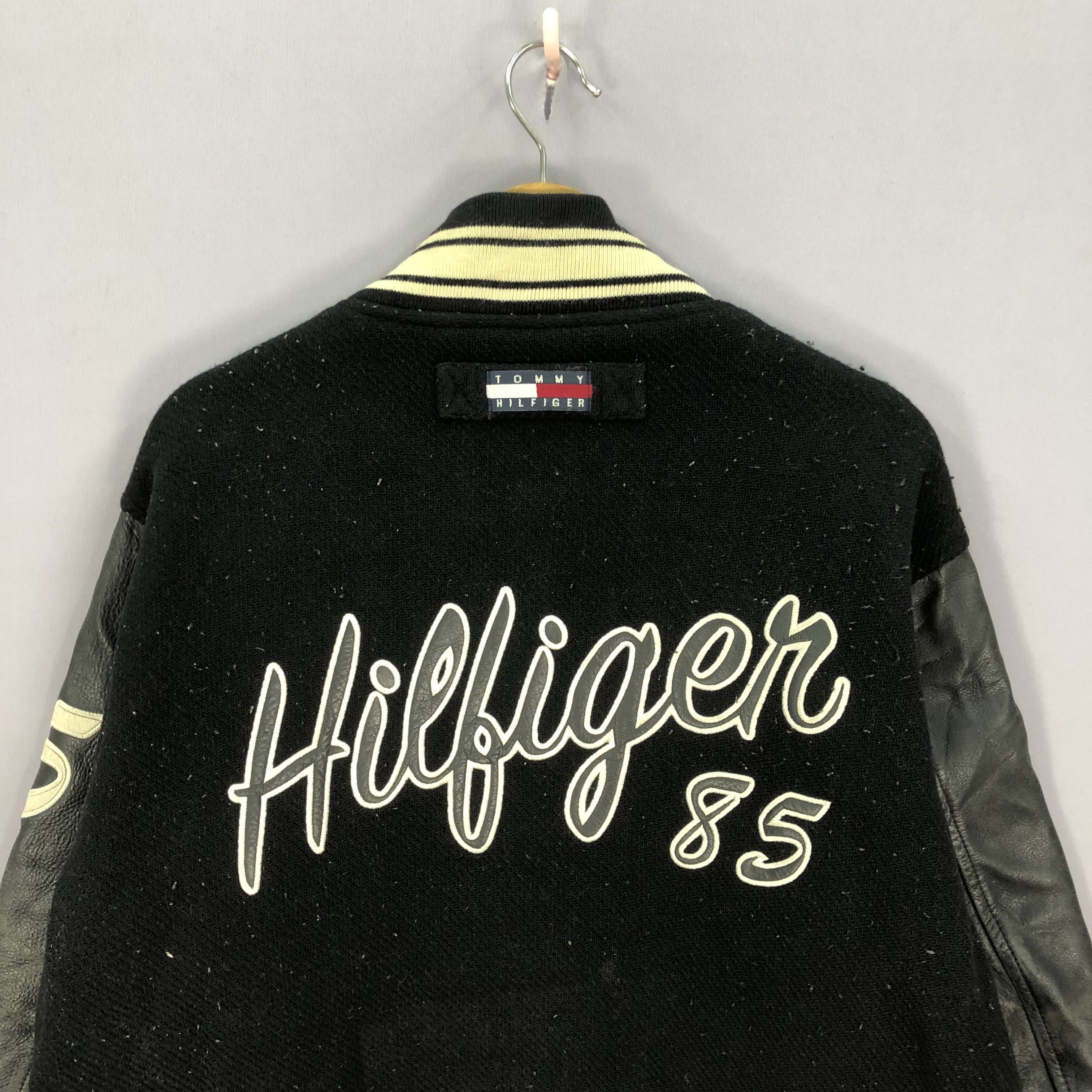 Tommy Hilfiger × Vintage Vintage Tommy Hilfiger Varsity Jacket Baseball Jacket Size US L / EU 52-54 / 3 - 3 Thumbnail