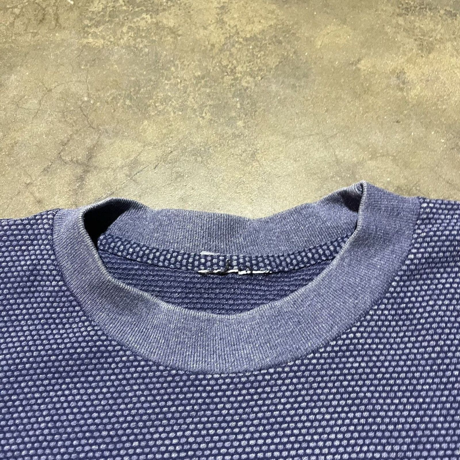 Vintage 90s Camel textured pocket logo good tee in navy blue