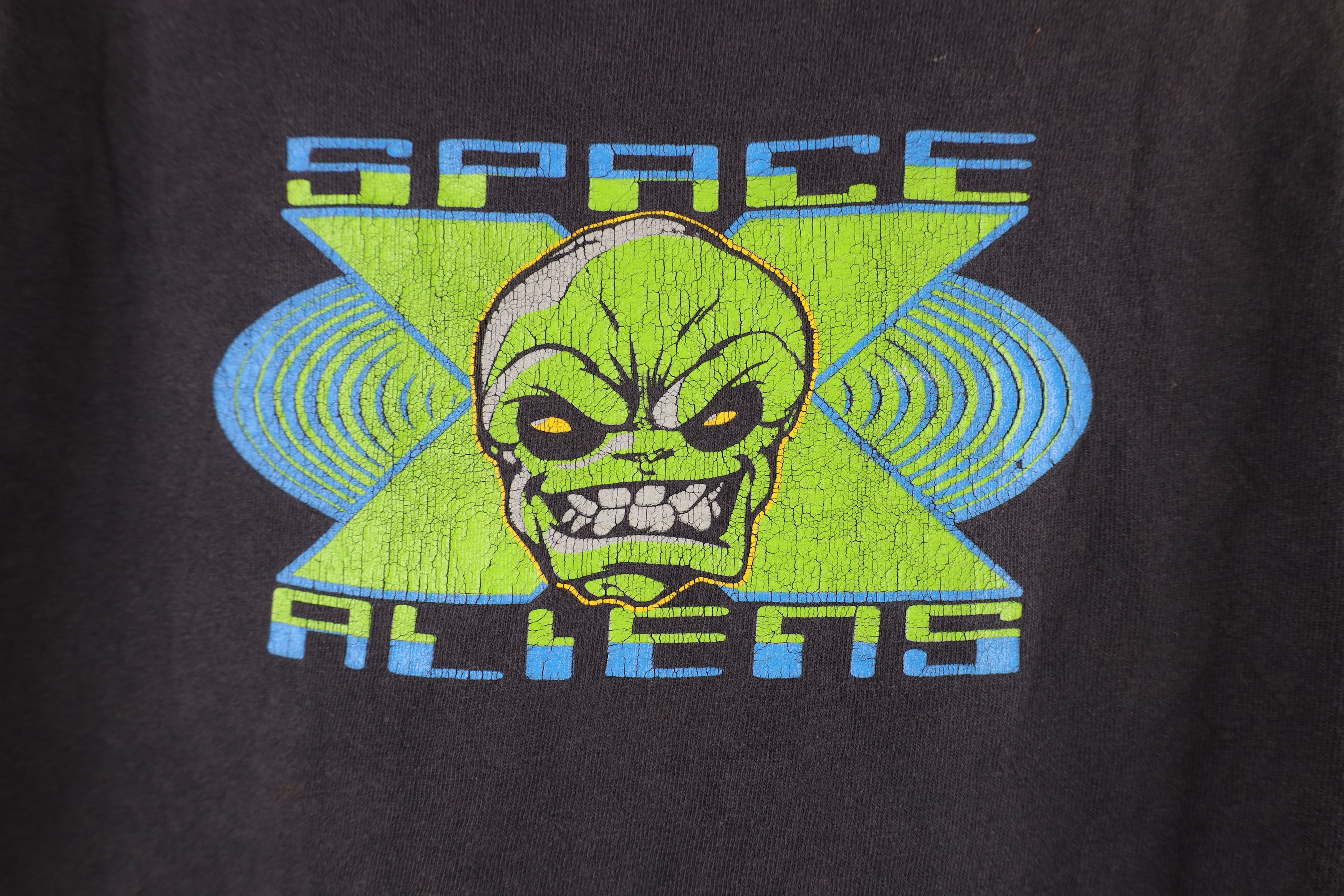 Vintage Vintage 90s Streetwear Spell Out Aliens In Black T-Shirt USA Size US L / EU 52-54 / 3 - 11 Thumbnail