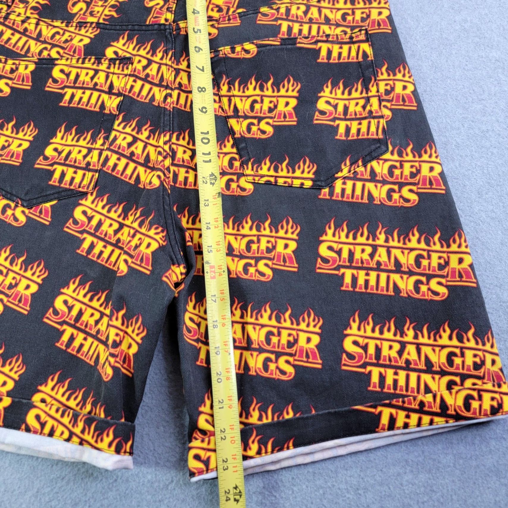 H&M VINTAGE H&M Shorts Mens 34 Black Denim Stranger Things Loose Fit Bermuda Netflix 5-Pocket Design Geometric Dark Wash Mens Size US 34 / EU 50 - 6 Thumbnail