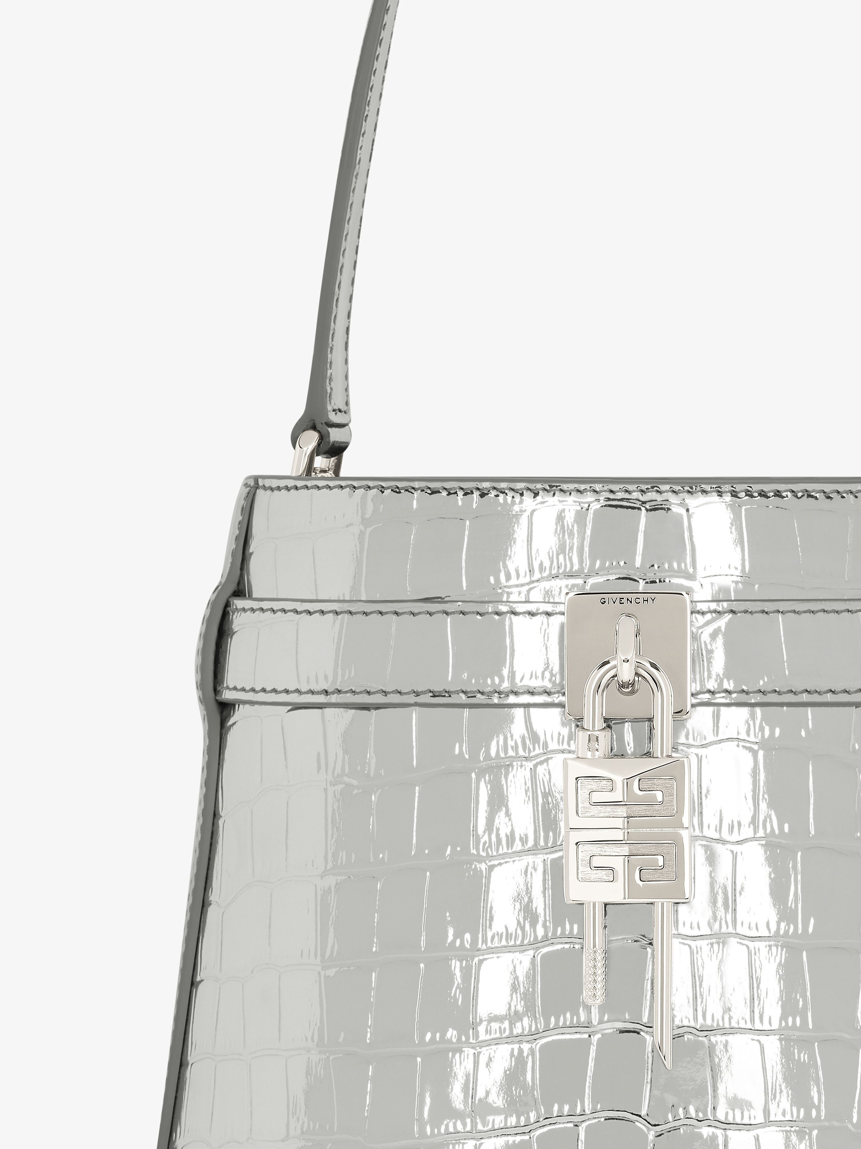 oc11z0725 Size: OS / Shark Lock Bucket Bag in Silvery