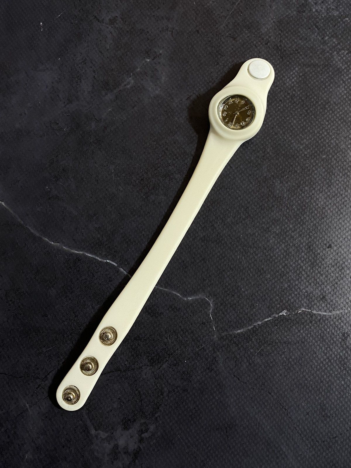 Jewelry × Vintage Minimalist Cream Silicone Strap Watch Japanese Brand Size ONE SIZE - 4 Thumbnail