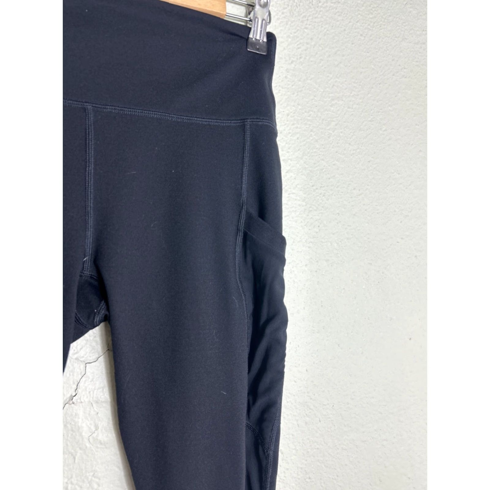 Fabletics Fabletics Powerhold Leggings Capri Black 26x22 Women's Size 26" / US 2 / IT 38 - 6 Thumbnail