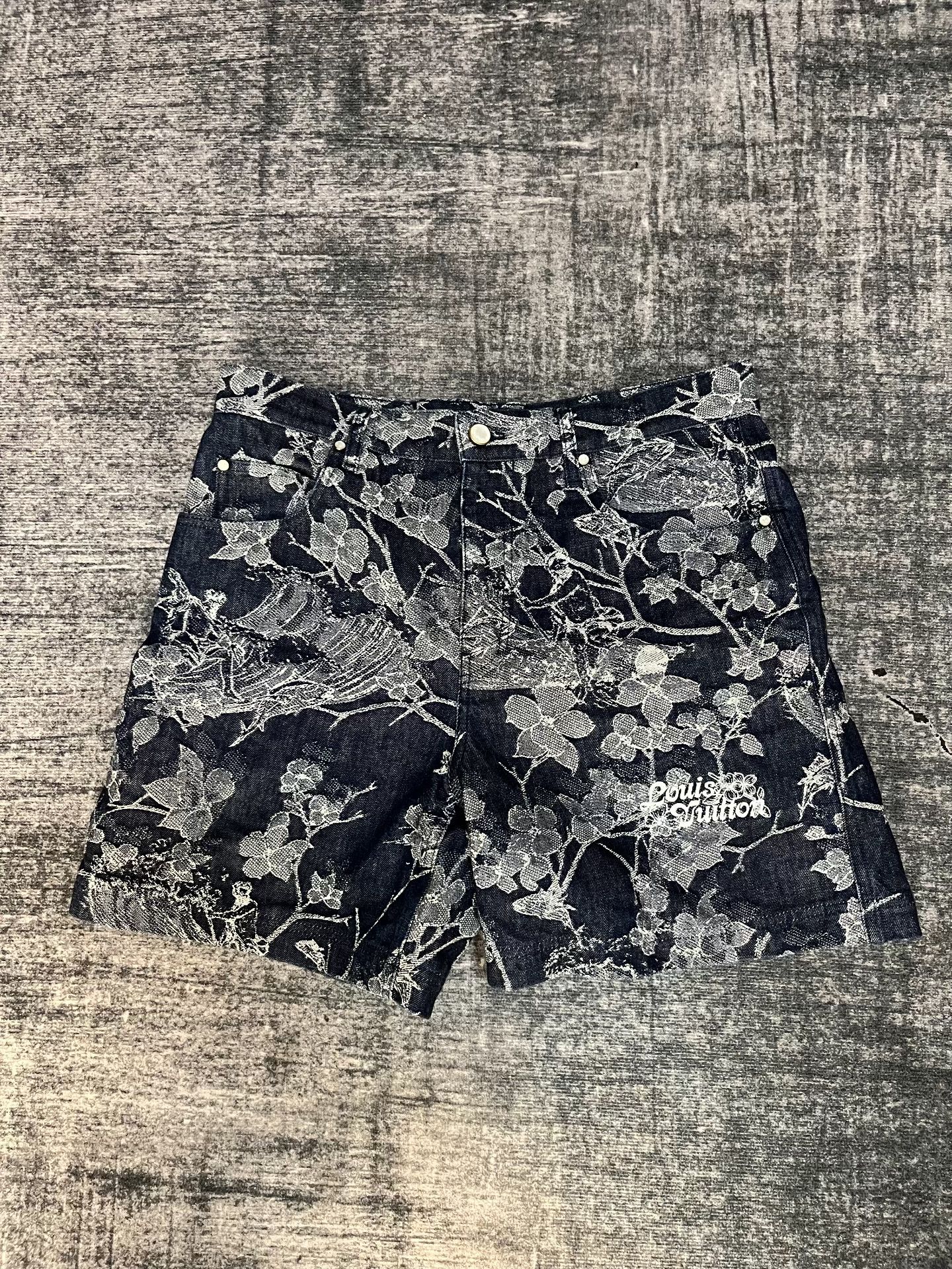 Louis Vuitton Louis Vuitton Retro Embroidered Blue Denim Jeans 32 Men Size US 32 / EU 48 - 1 Thumbnail