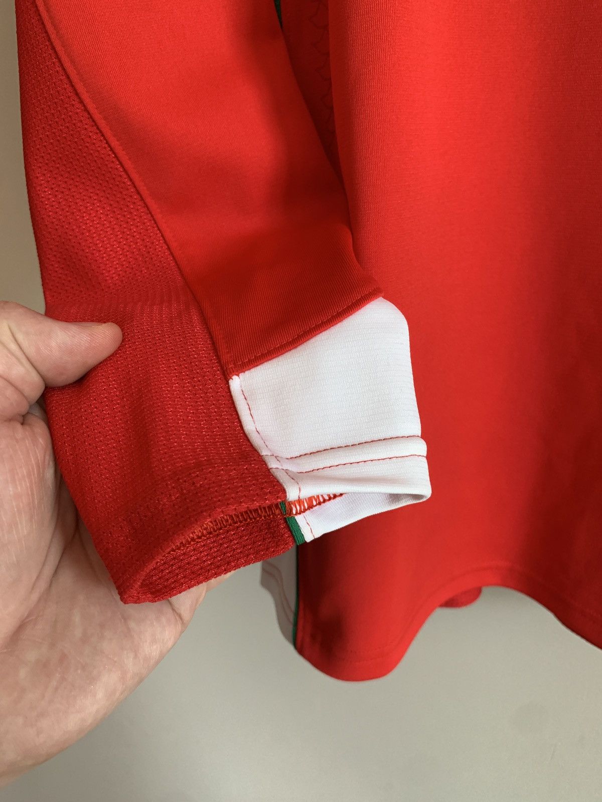 Under Armour Wales 2008 Rugby Union Shirt Under Armour Long Sleeve Sz M Size US M / EU 48-50 / 2 - 6 Thumbnail