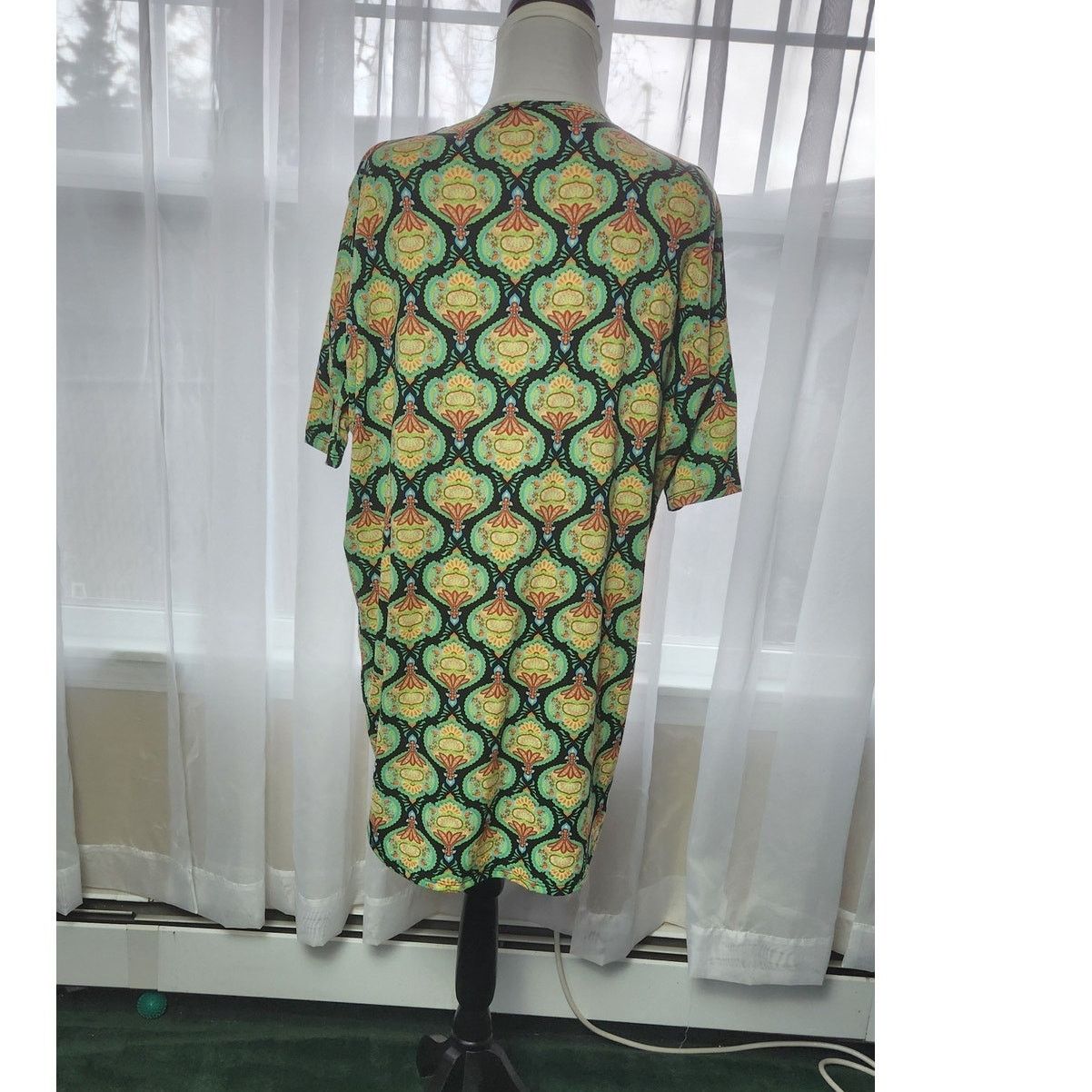 Other LuLaRoe Women's Size Small Top Green, Black & Red Geometric Size S / US 4 / IT 40 - 4 Thumbnail