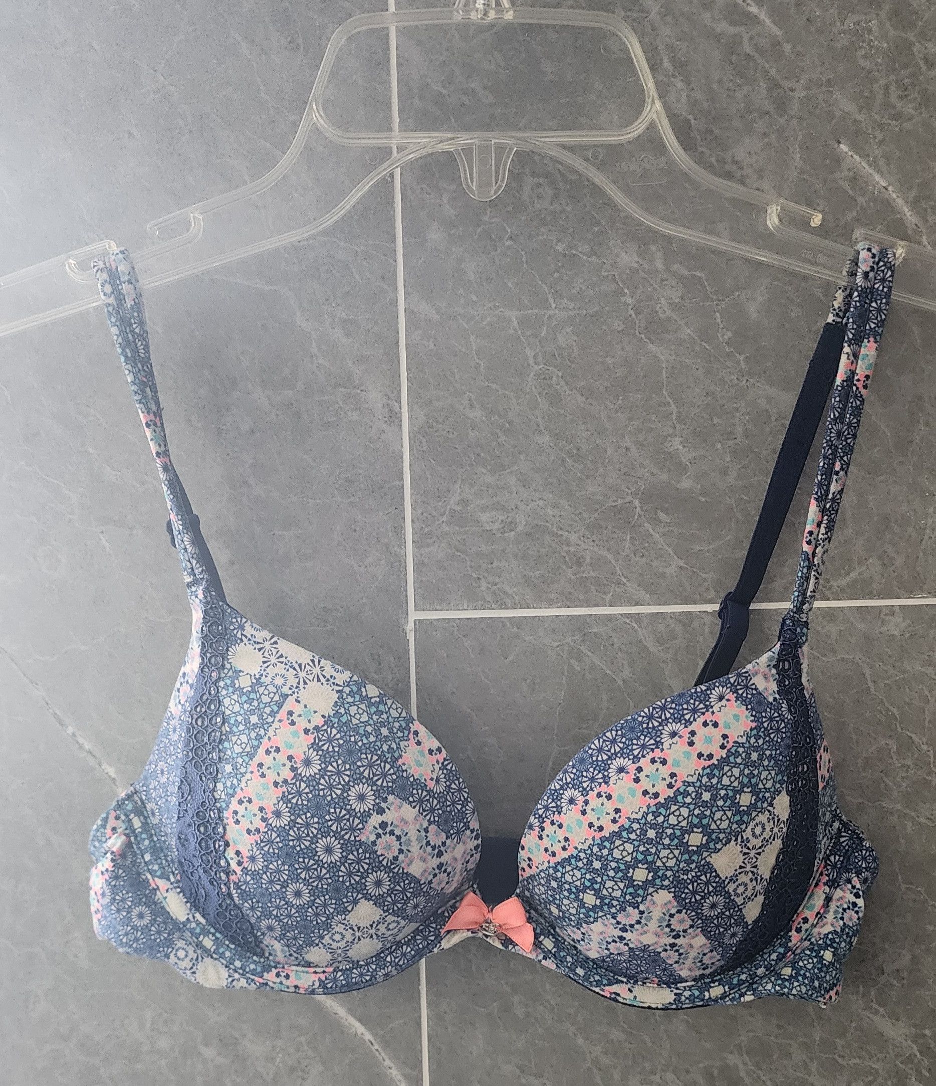 Victoria's Secret Victoria's Secret Body Push-Up Bra Blue Pink Lace Floral 32B Size ONE SIZE - 1 Thumbnail