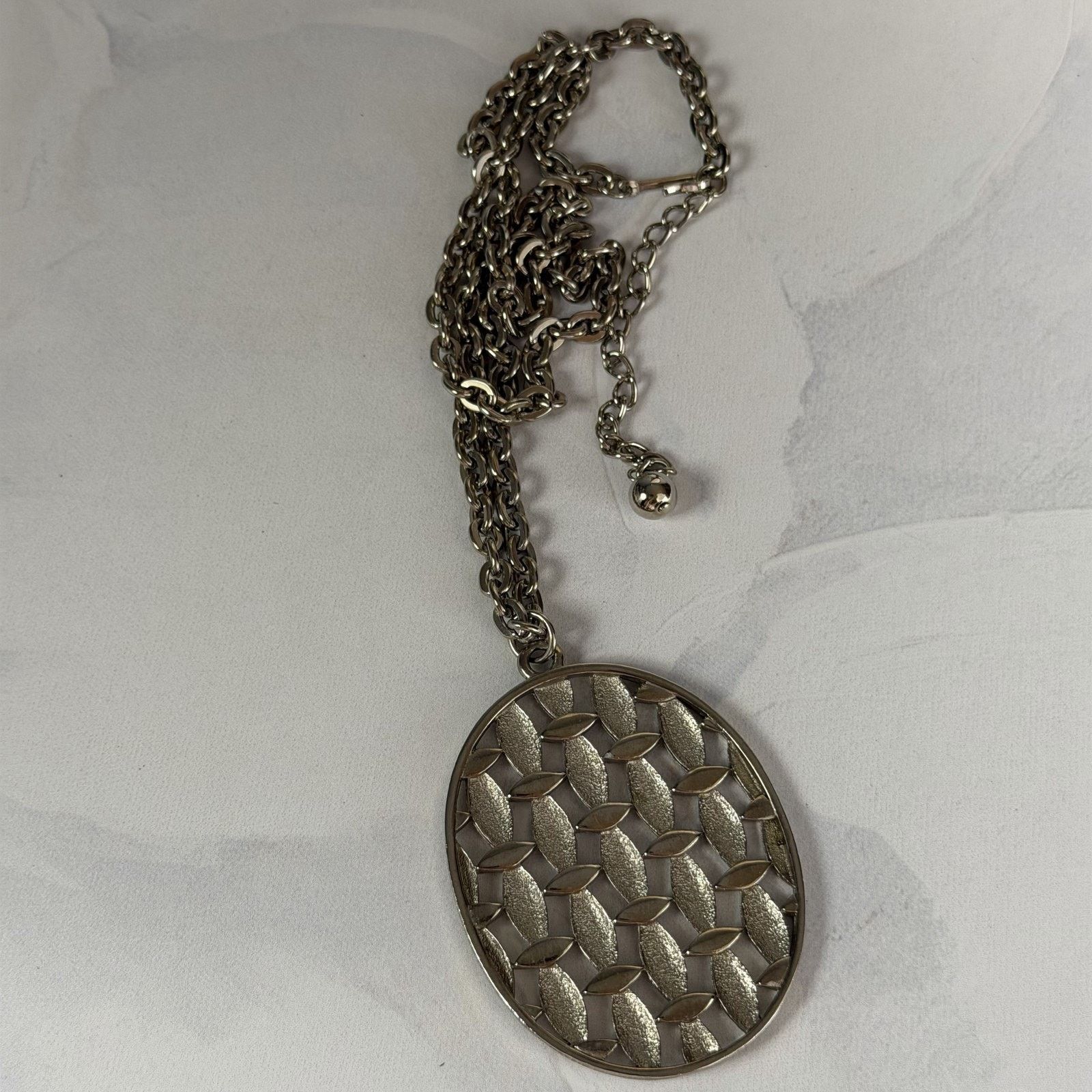Other VTG 1970s Lisner Silver-Tone Oval Cut-Out Pendant Necklace Size ONE SIZE - 5 Thumbnail