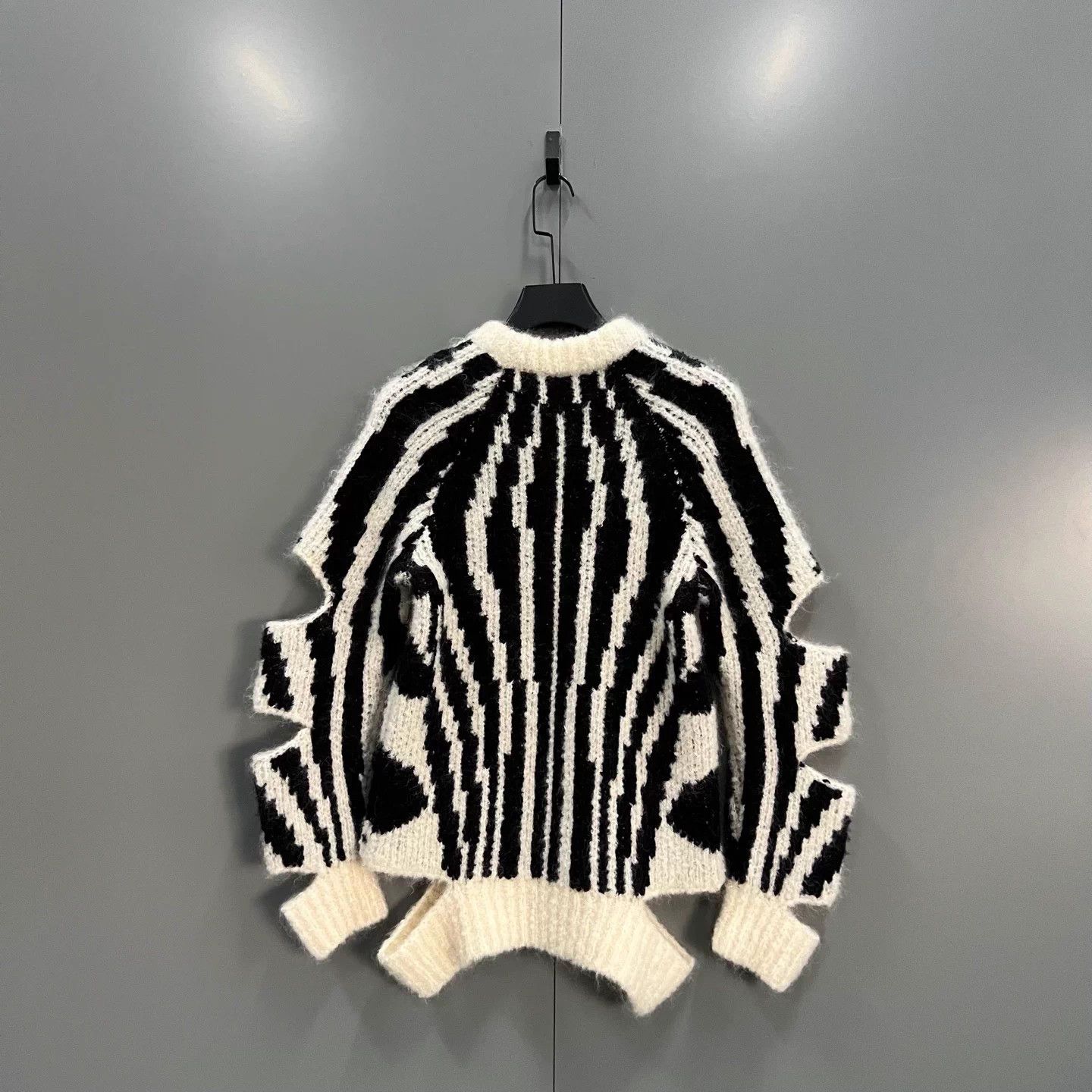 Burberry Burberry Runway Zebra Scissors Design Sweater XS 98 New Size XS / US 0-2 / IT 36-38 - 2 Thumbnail