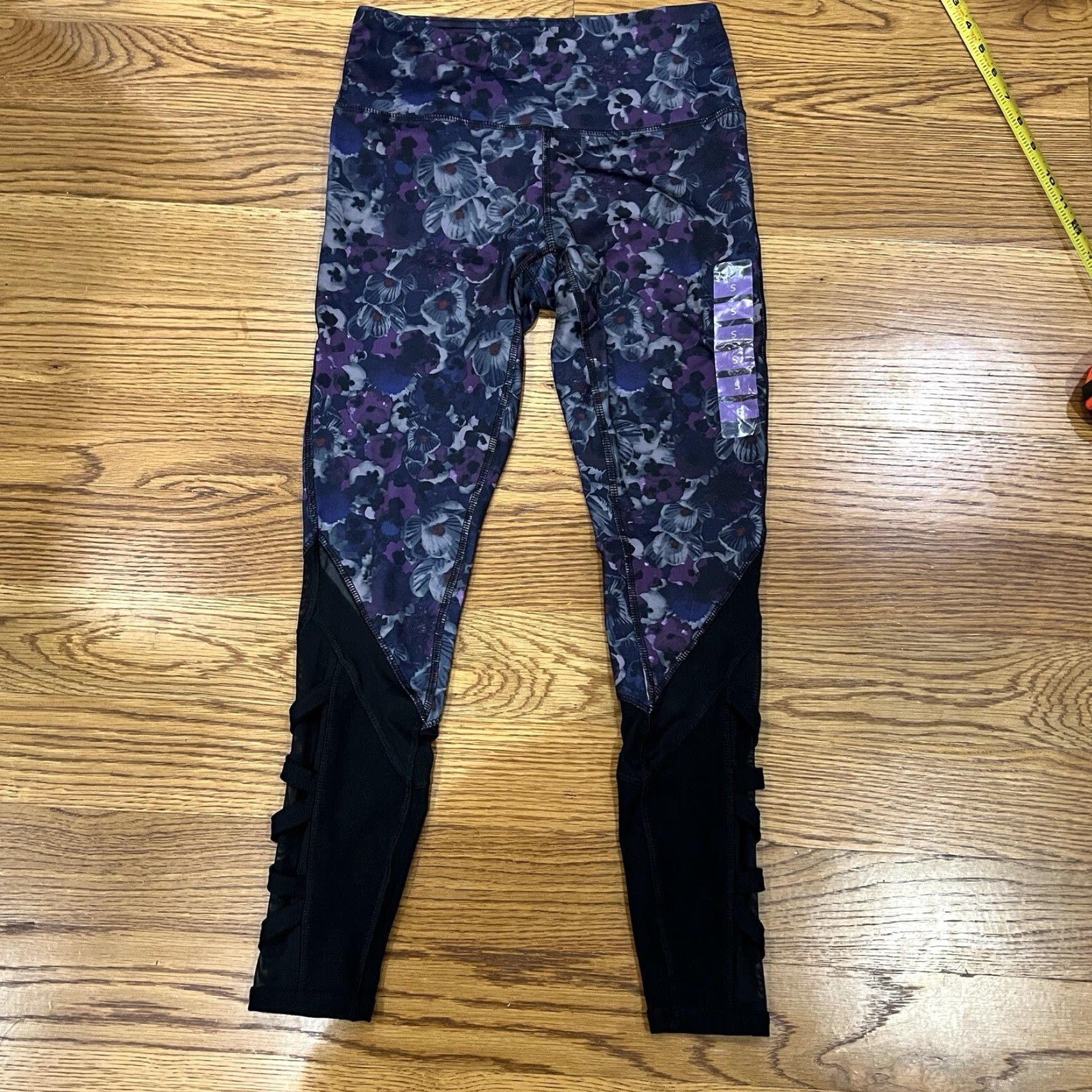 Reebok VINTAGE Reebok Women's Athletic Leggings Size Small Ankle Purple Floral Sport Activewear Size 28" / US 6 / IT 42 - 6 Thumbnail