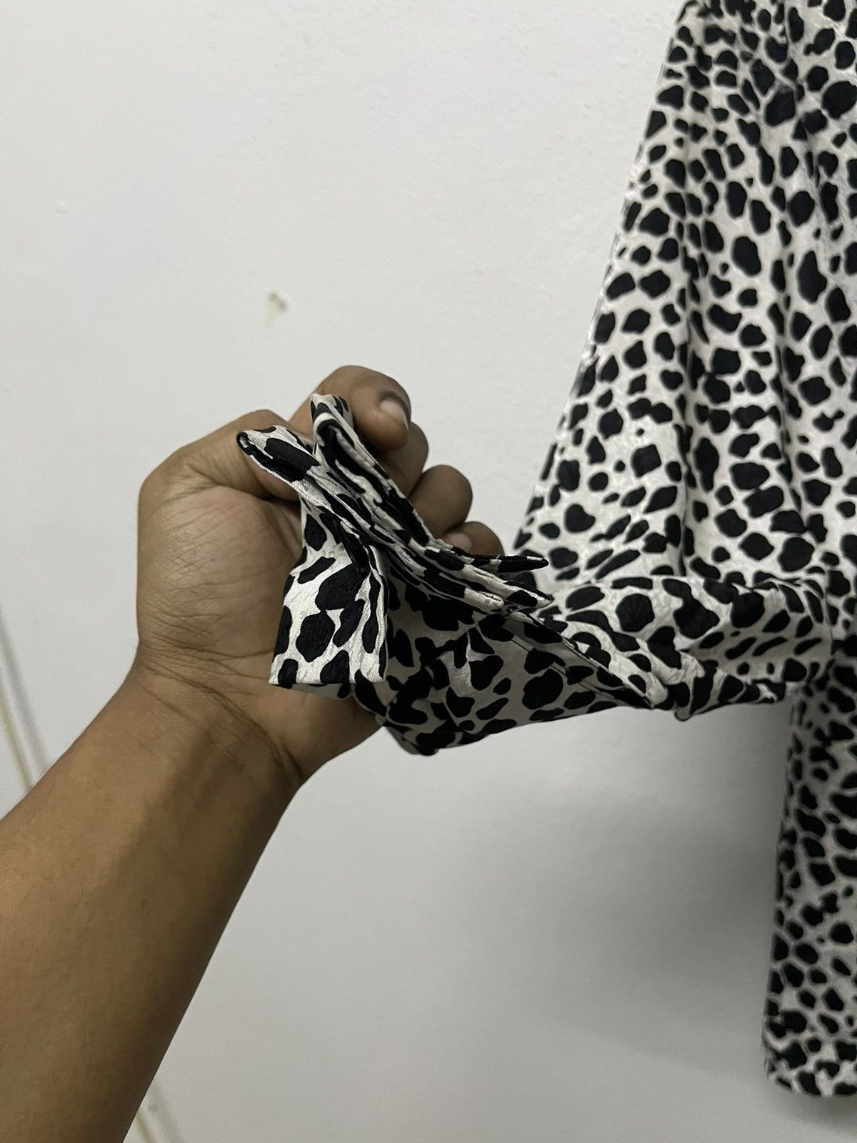 Yves Saint Laurent 1990s YVES SAINT LAURENT CHEMISIERS WHITE LEOPARD BUTTON UP Size M / US 6-8 / IT 42-44 - 10 Thumbnail
