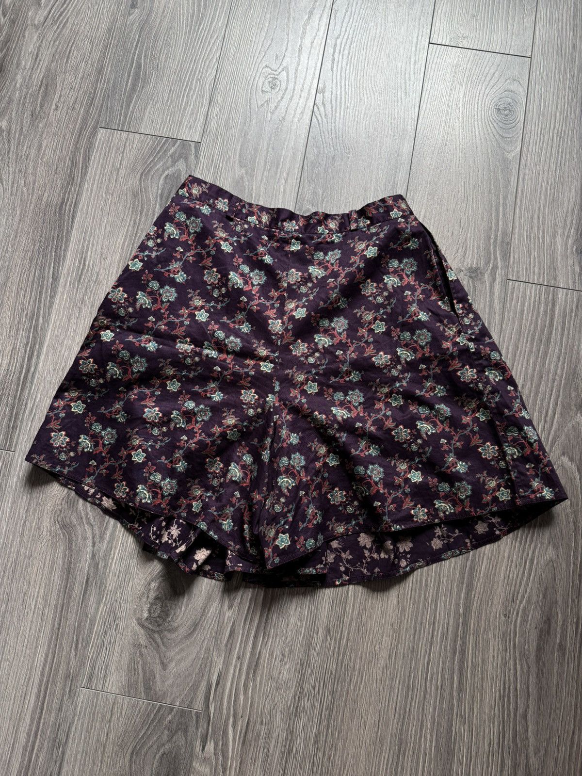 Versace Gianni Versace Vintage Floral Pleated Shorts Woman’s Size 25" / US 0 / IT 36 - 1 Thumbnail