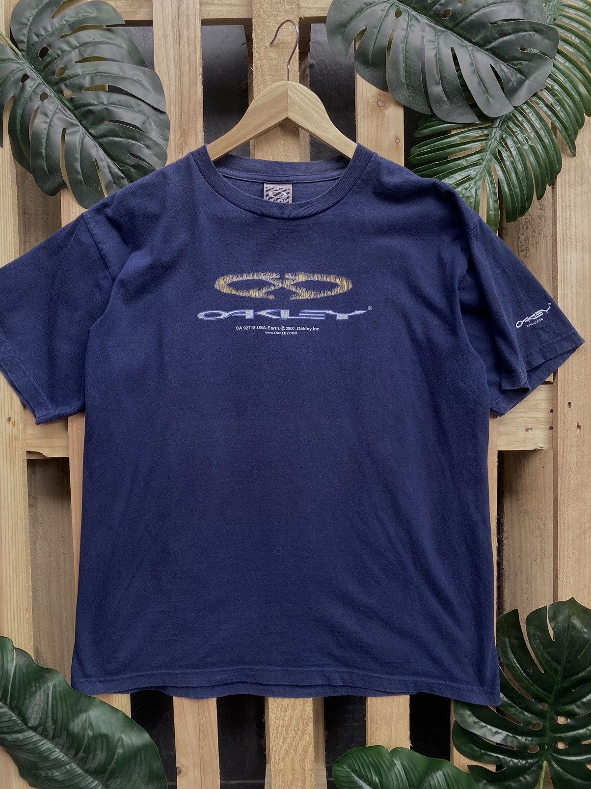 Oakley Crazy rare Vintage Oakley Tshirt Size US L / EU 52-54 / 3 - 1 Thumbnail