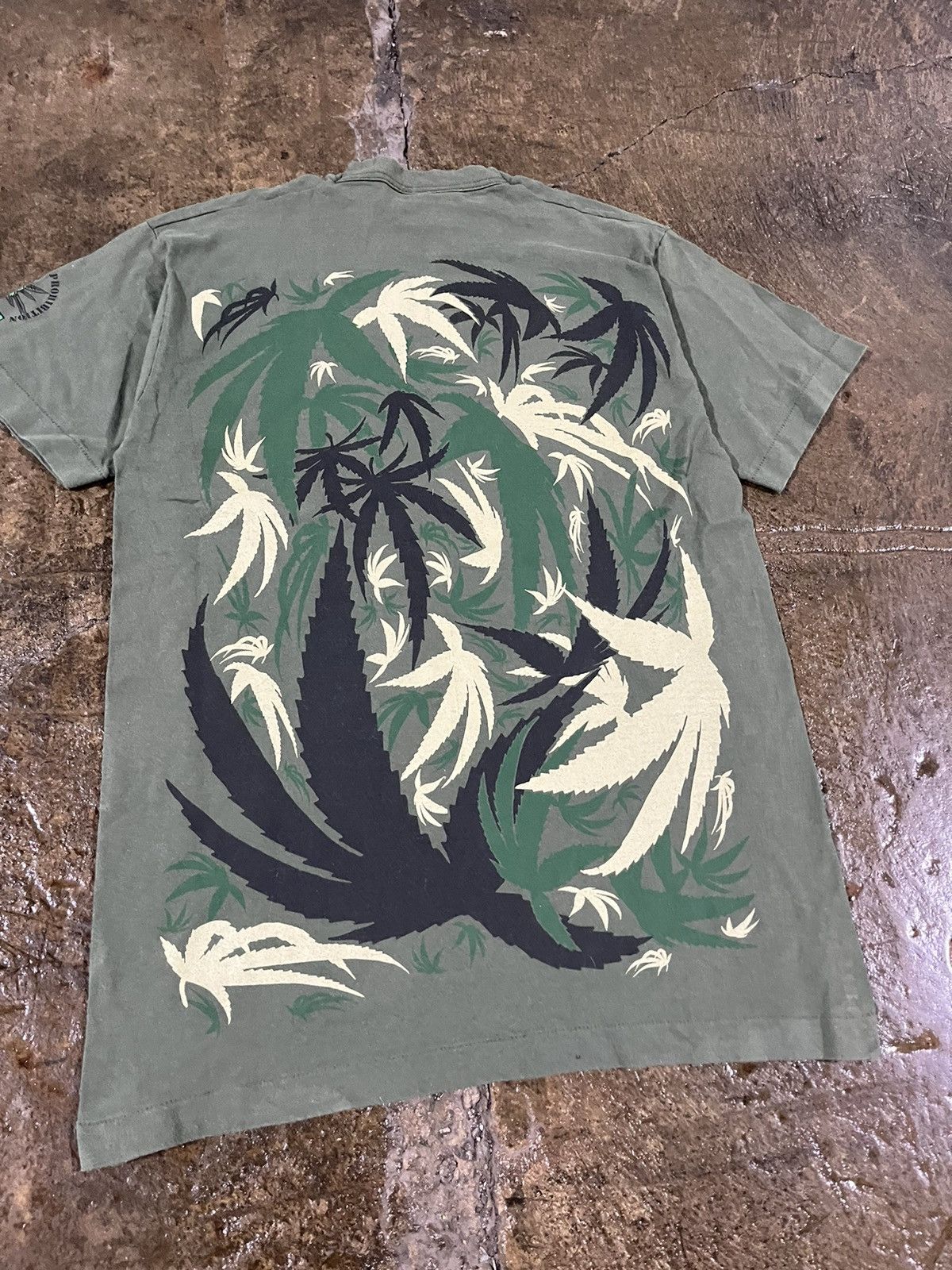 Vintage Crazy Vintage 90s All Over Print Weef Pot Leaf Drug Tee Size US L / EU 52-54 / 3 - 6 Thumbnail