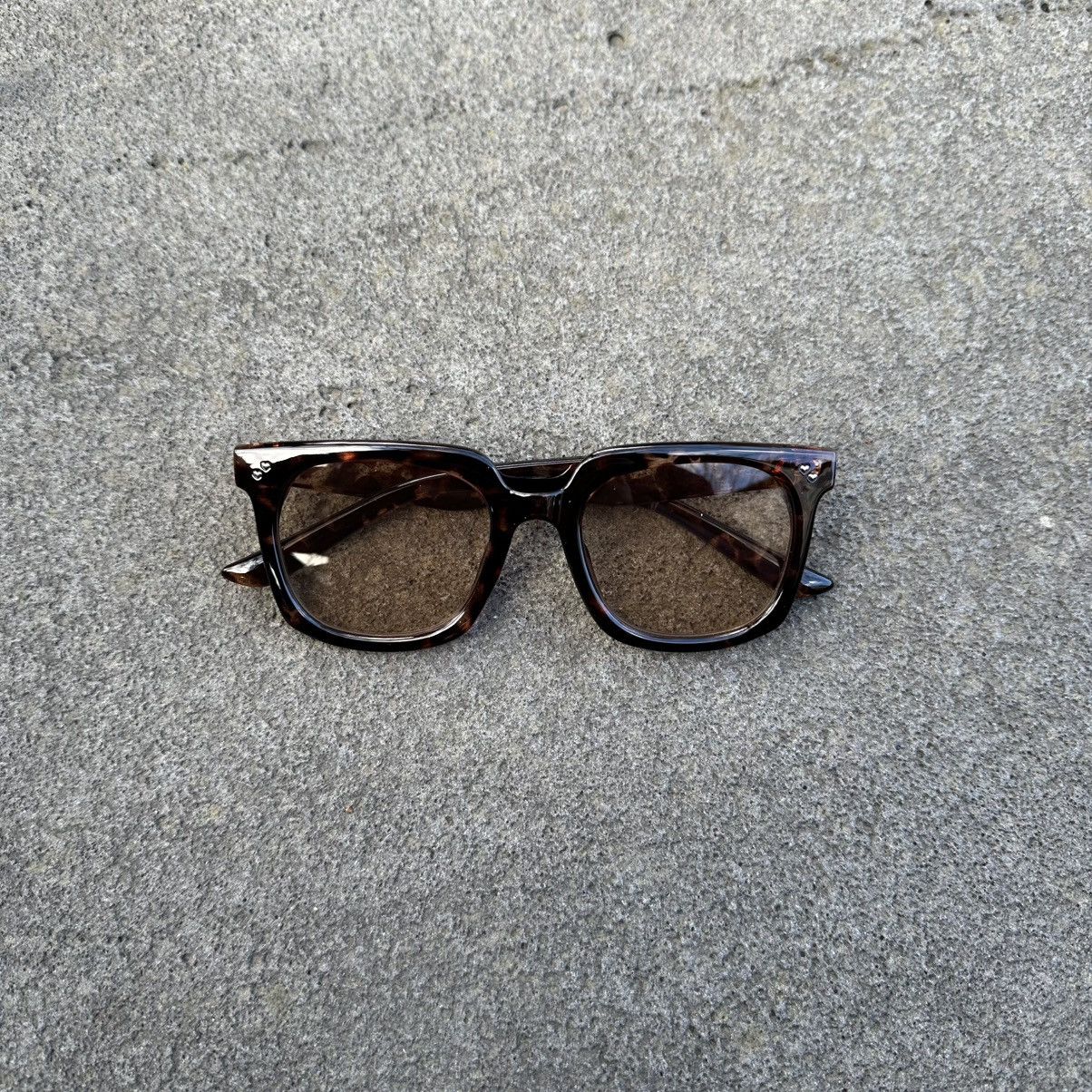 Vintage SUNGLASSES BRAND NEW CLASSIC RETRO VINTAGE YT605-01 Size ONE SIZE - 1 Thumbnail
