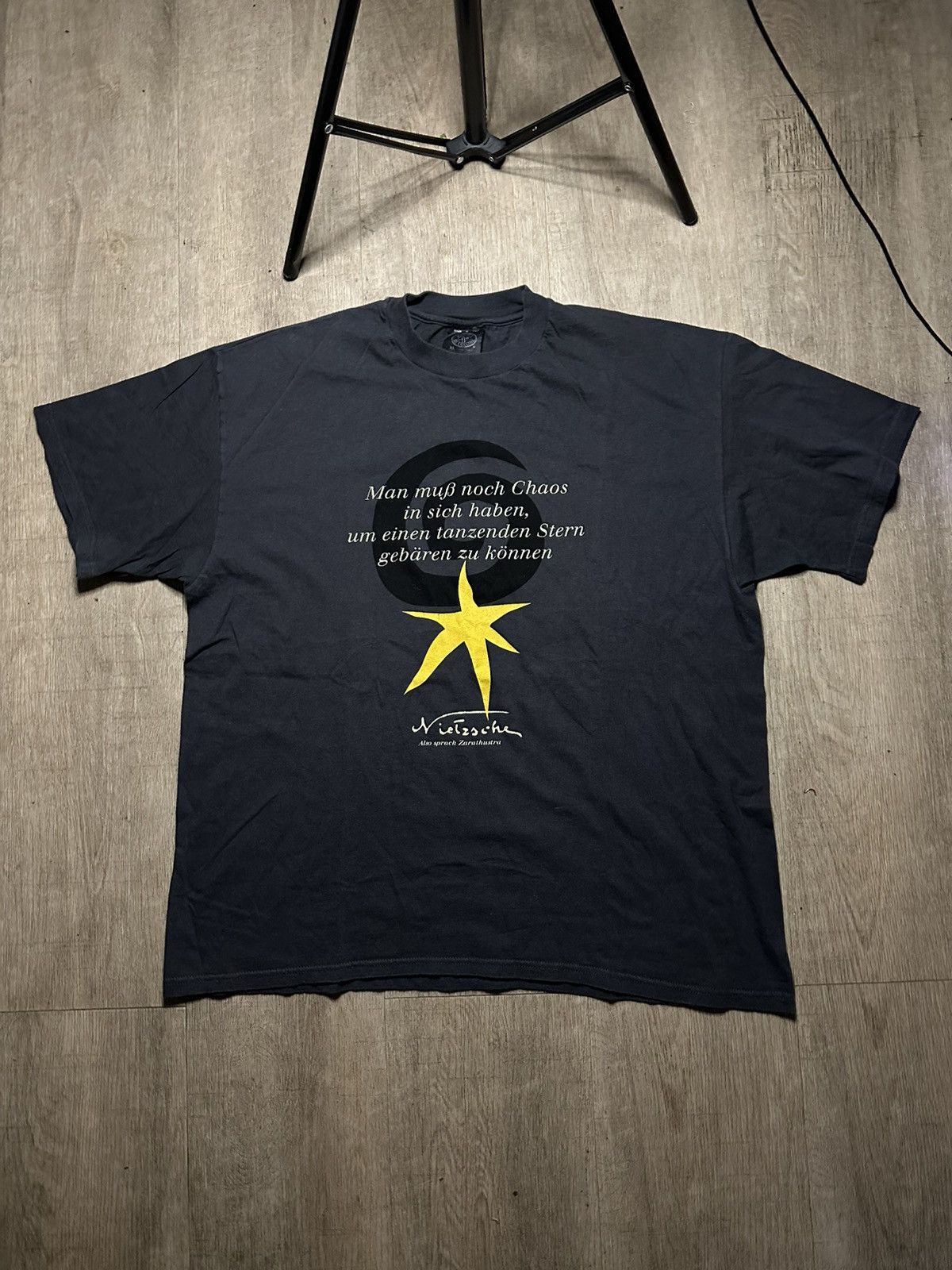 Vintage T-shirt made in Italy Parole Di Nietzsche spiral star Size US XL / EU 56 / 4 - 1 Thumbnail