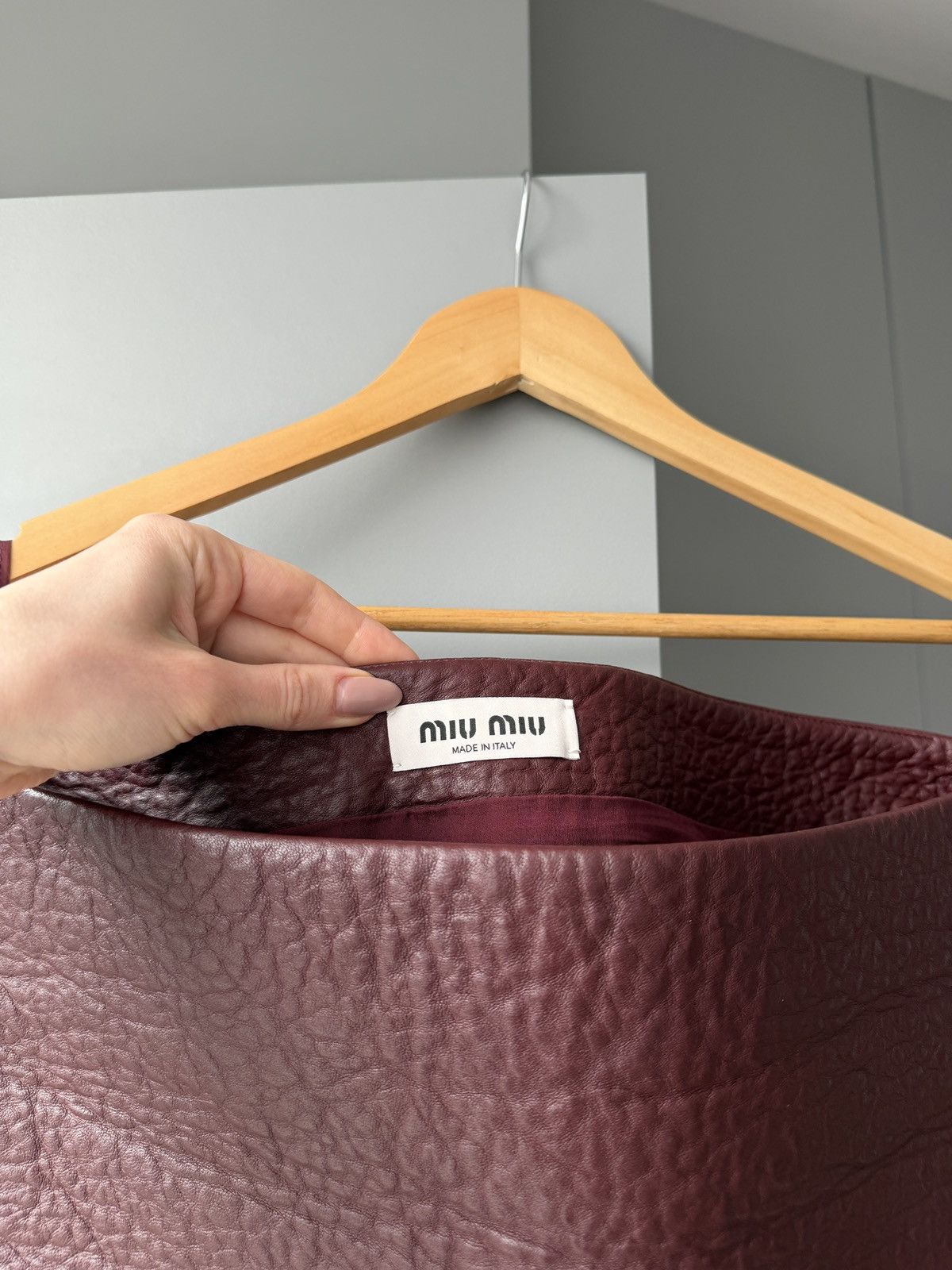 Miu Miu Miu Miu Logo Patch Burgundy Lamb Skin Mini Skirt Size 27" / US 4 / IT 40 - 4 Thumbnail