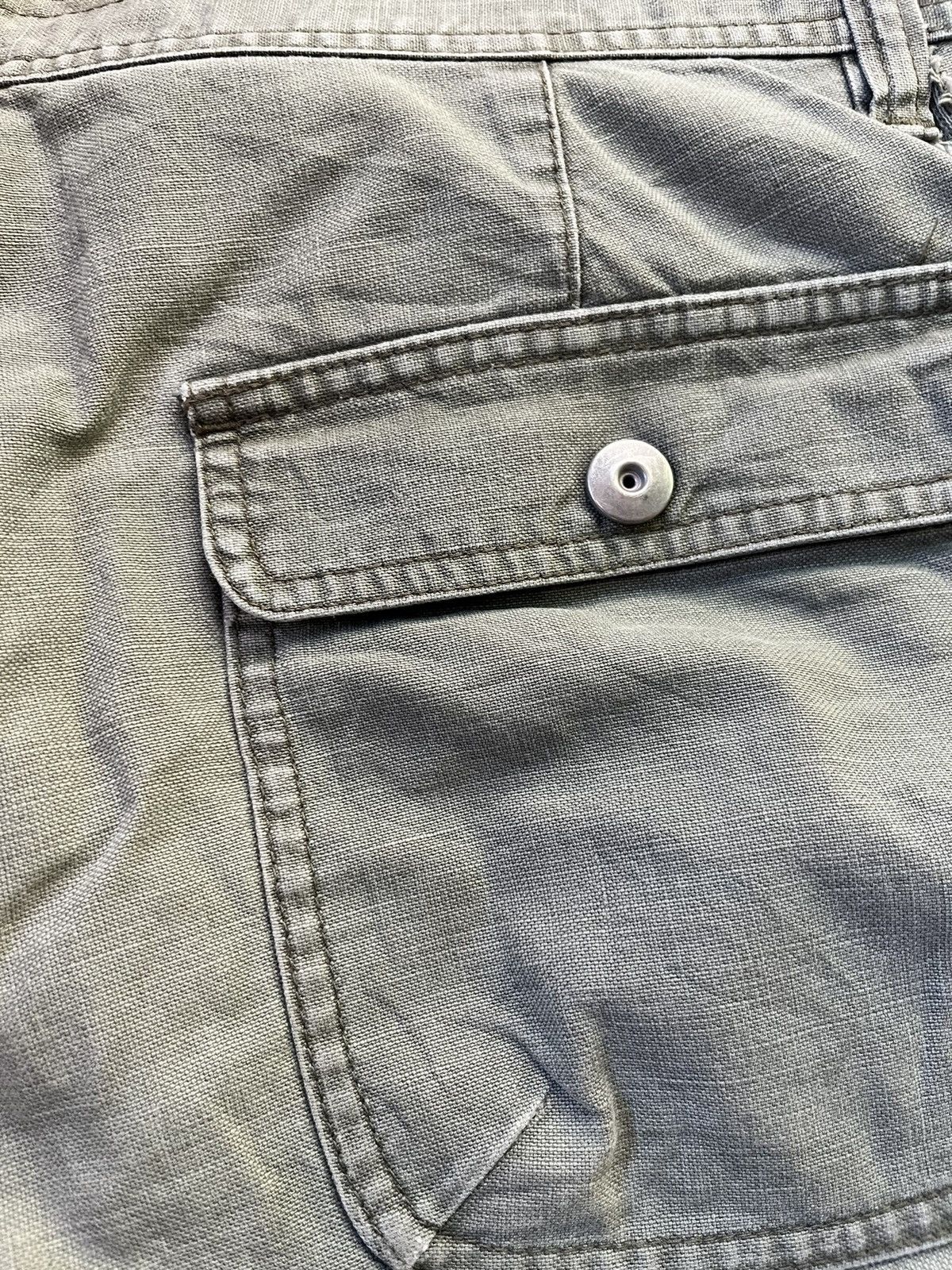 Uniqlo Uniqlo olive/green cargo pants Size US 35 - 8 Thumbnail