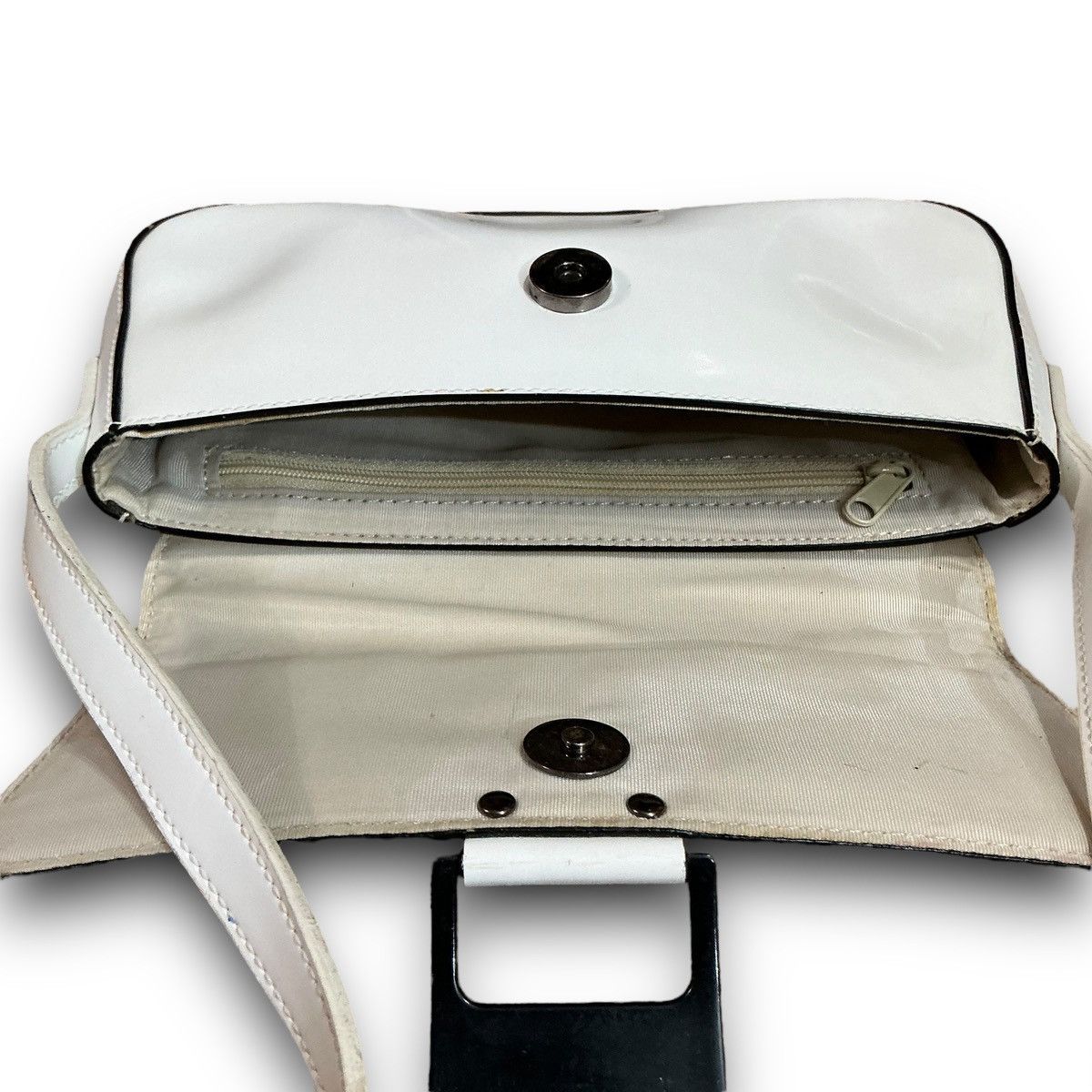 Guess Y2K Small Vintage Guess White Handbag Purse Shoulder Bag Size ONE SIZE - 8 Thumbnail
