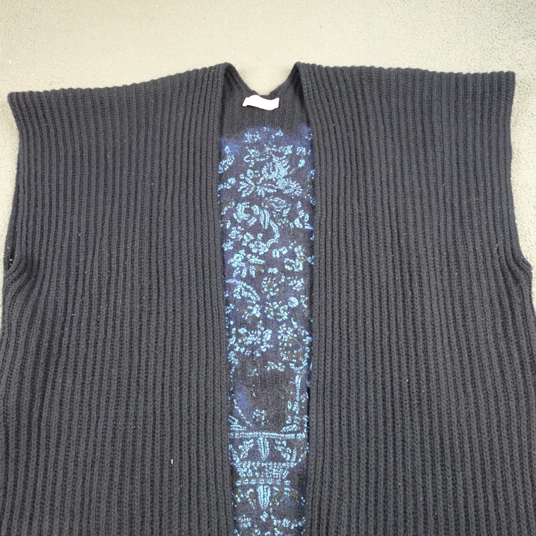 Valentino VINTAGE Valentino Poncho Sweater Womens Small Black Floral Knit Open Made In Italy Size S / US 4 / IT 40 - 3 Thumbnail