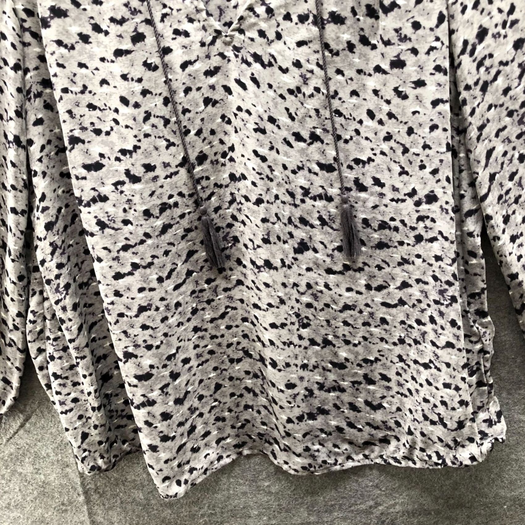 Joie Joie Silk Long Sleeve Blouse Womens XS Gray Printed V-Neck Tasseled Blouse Size XS / US 0-2 / IT 36-38 - 4 Thumbnail