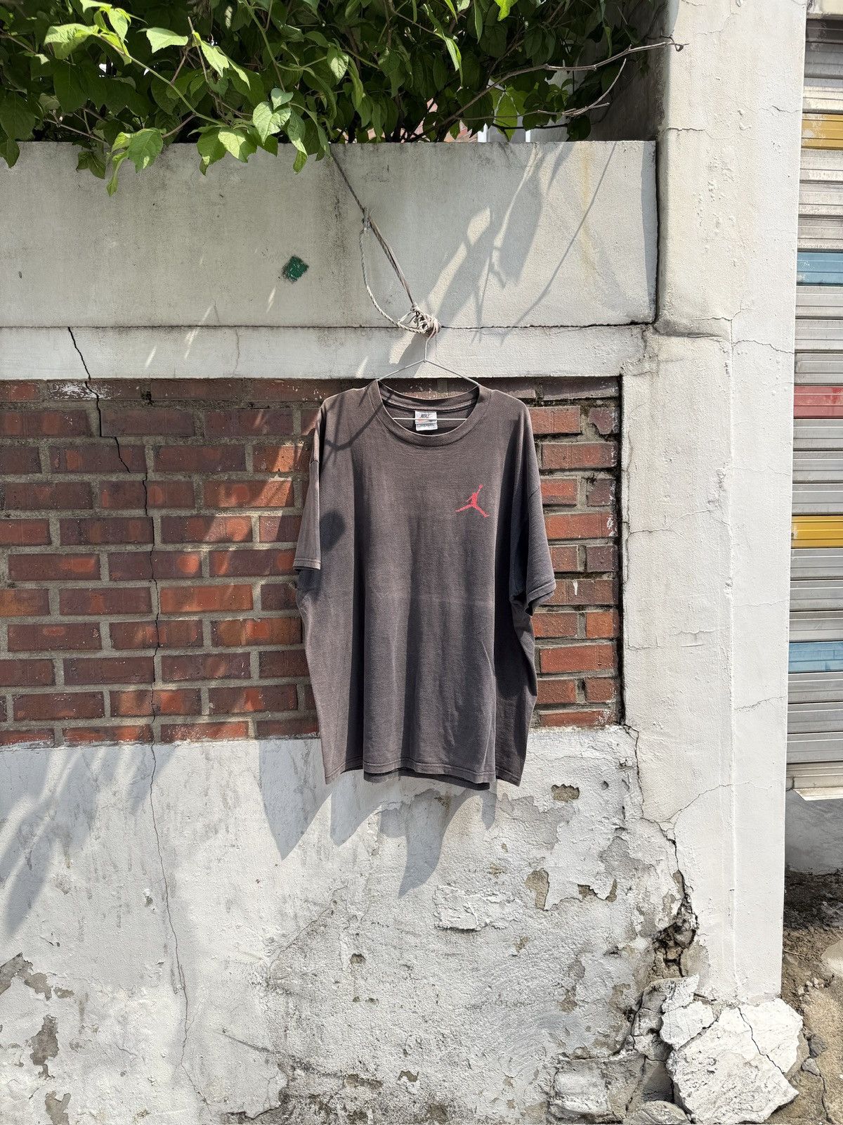 Jordan Brand × Nike × Vintage 90s Nike Air Jordan Sun-faded T-shirt Size US XL / EU 56 / 4 - 5 Thumbnail