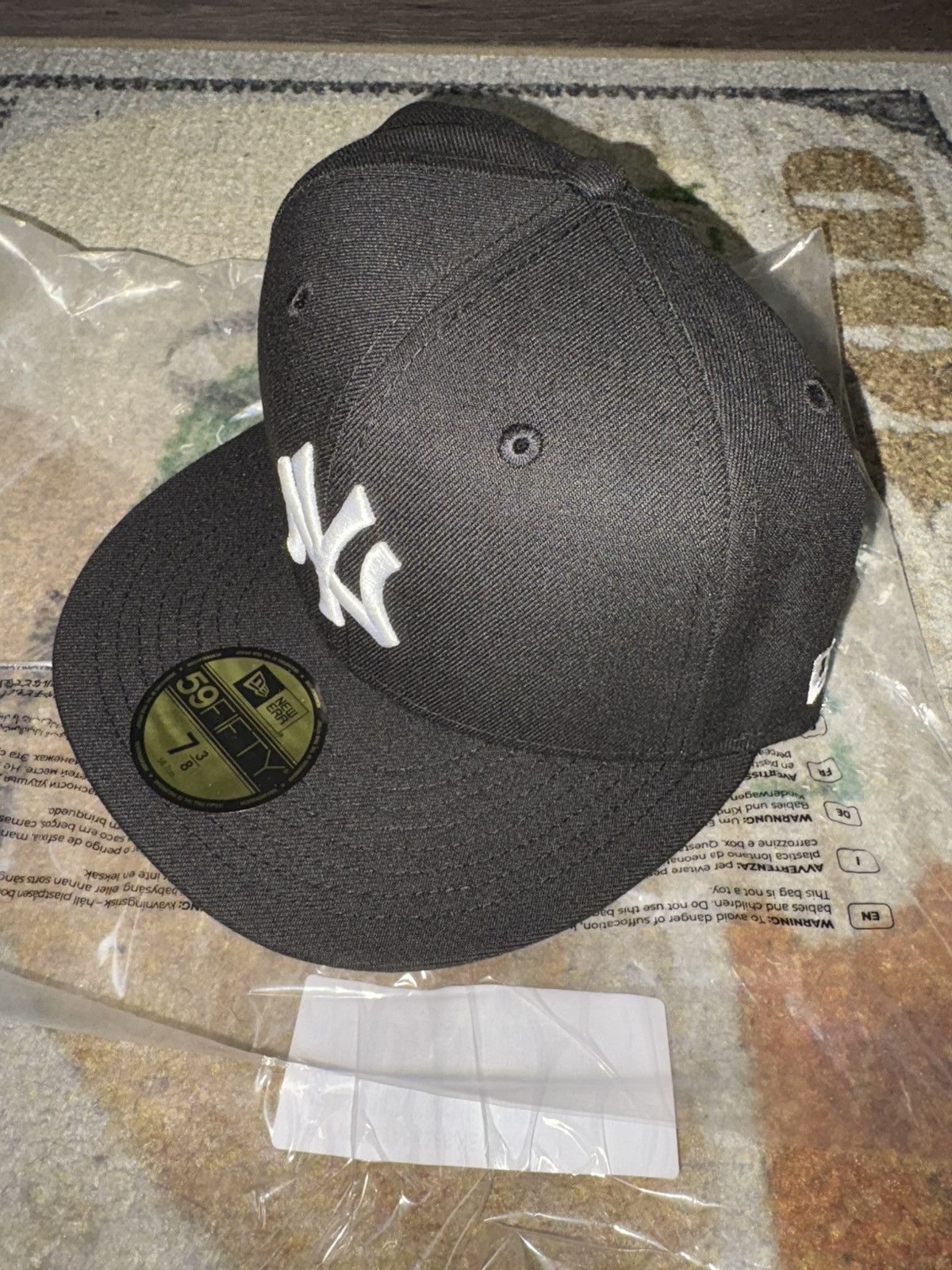 New Era × Supreme Supreme x New Era Yankees Kanji Fitted Hat 7 3/8