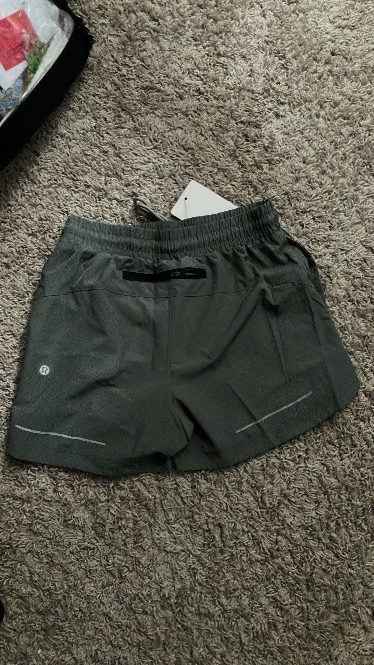 Lululemon Lululemon shorts Size US 26 / EU 42 - 2 Thumbnail