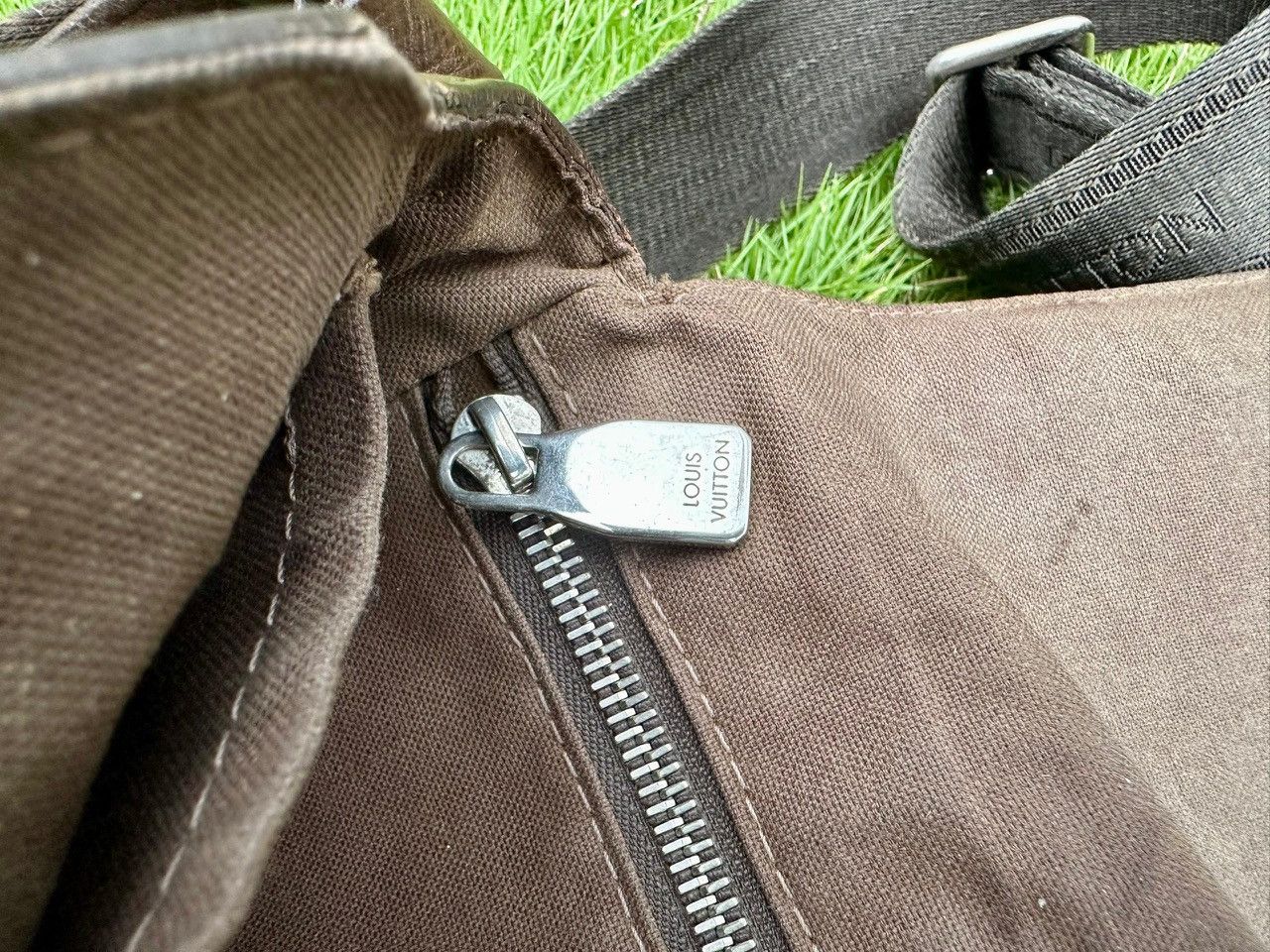 Louis Vuitton Authentic Louis Vuitton Grizzli Taiga Roman PM Messenger Size ONE SIZE - 12 Thumbnail
