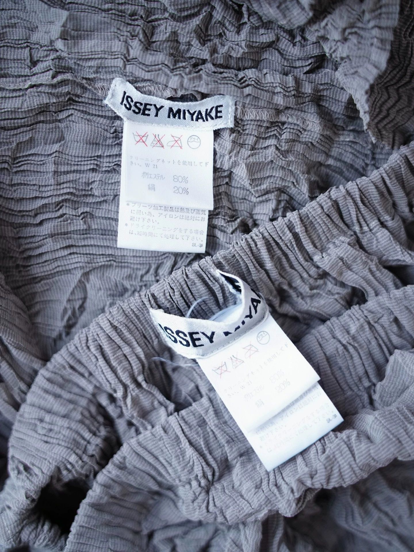 Issey Miyake Issey Miyake 1990s Silk Pleated Charcoal Gray Top & Skirt Size M / US 6-8 / IT 42-44 - 3 Thumbnail