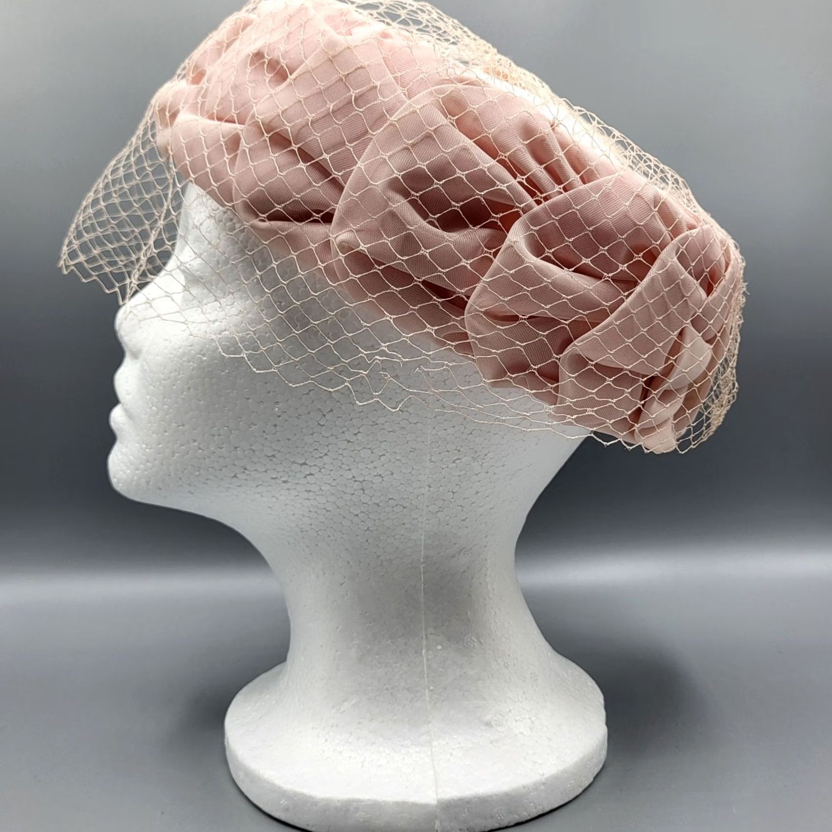 Vintage VINTAGE 1950s Pink Feathered Hat Netting Bow Union Made USA Size ONE SIZE - 4 Thumbnail