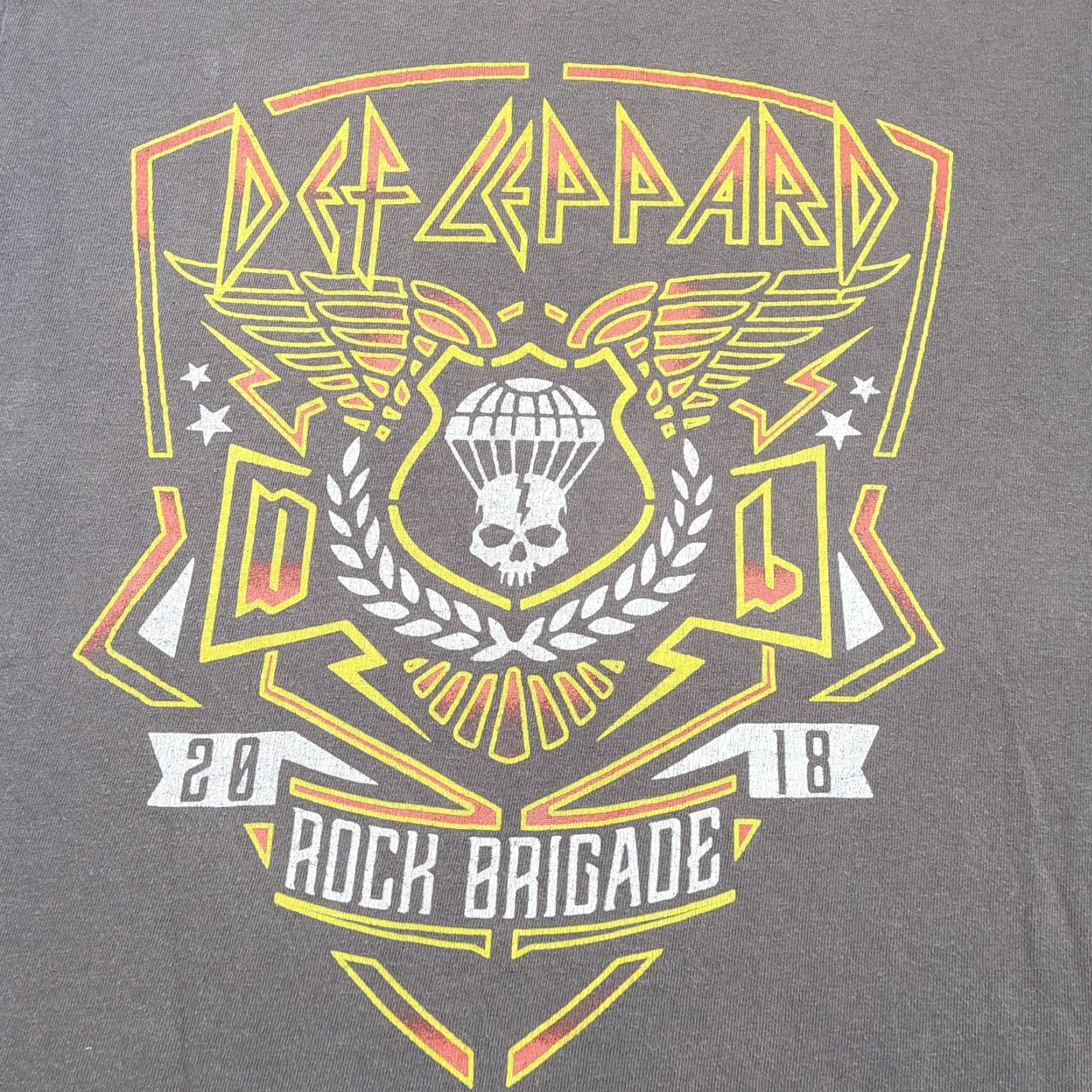 Vintage Def Leppard Tour T-Shirt Men Large Brown Rock Brigade 2018 Band READ Shirt Mens Concert 2018 Size US L / EU 52-54 / 3 - 4 Thumbnail