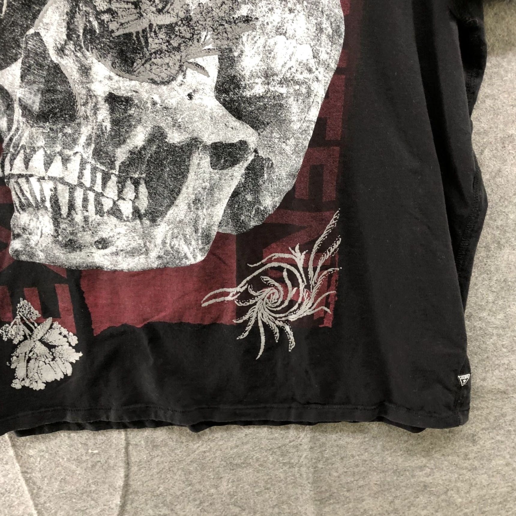 Guess Guess T Shirt Mens XXL Skull Graphic Short Sleeve Crewneck Black Red Cotton Size US XXL / EU 58 / 5 - 4 Thumbnail