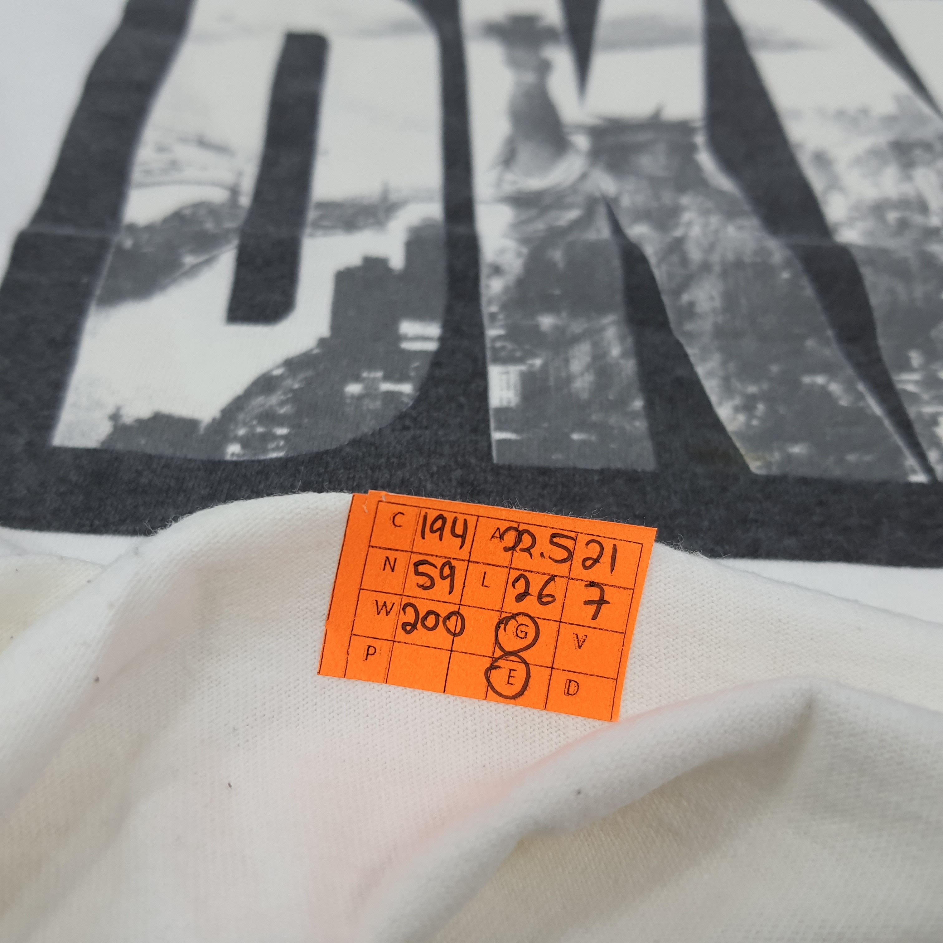 DKNY × Vintage Vintage DKNY Donna Karan New York Streetwear Boxy Tshirt Size US L / EU 52-54 / 3 - 9 Thumbnail