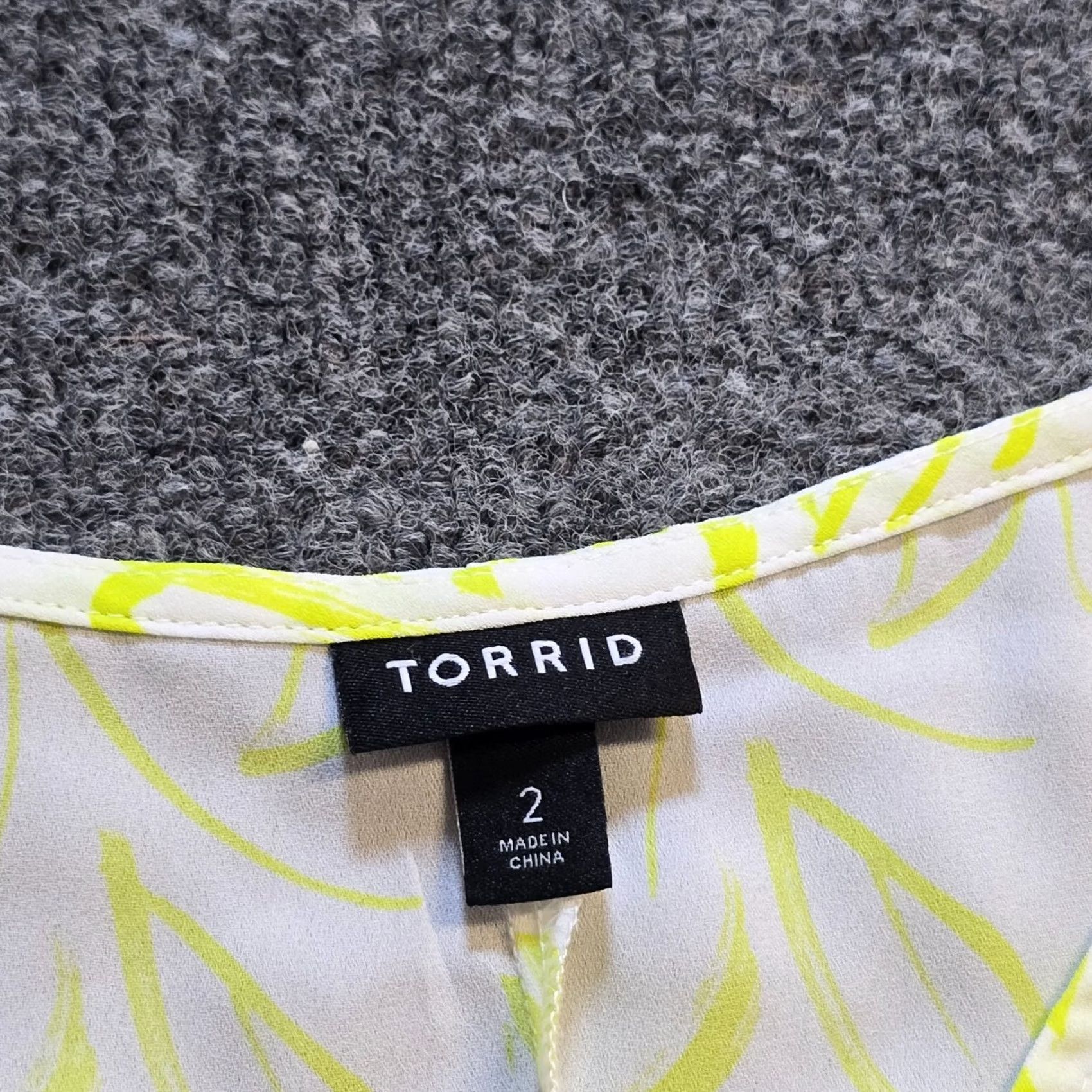 Torrid Torrid Top Womens 3X White Green V Neck Peplum Short Sleeve Sheer Casual Blouse Size XXL / US 16-18 / IT 52-54 - 4 Thumbnail