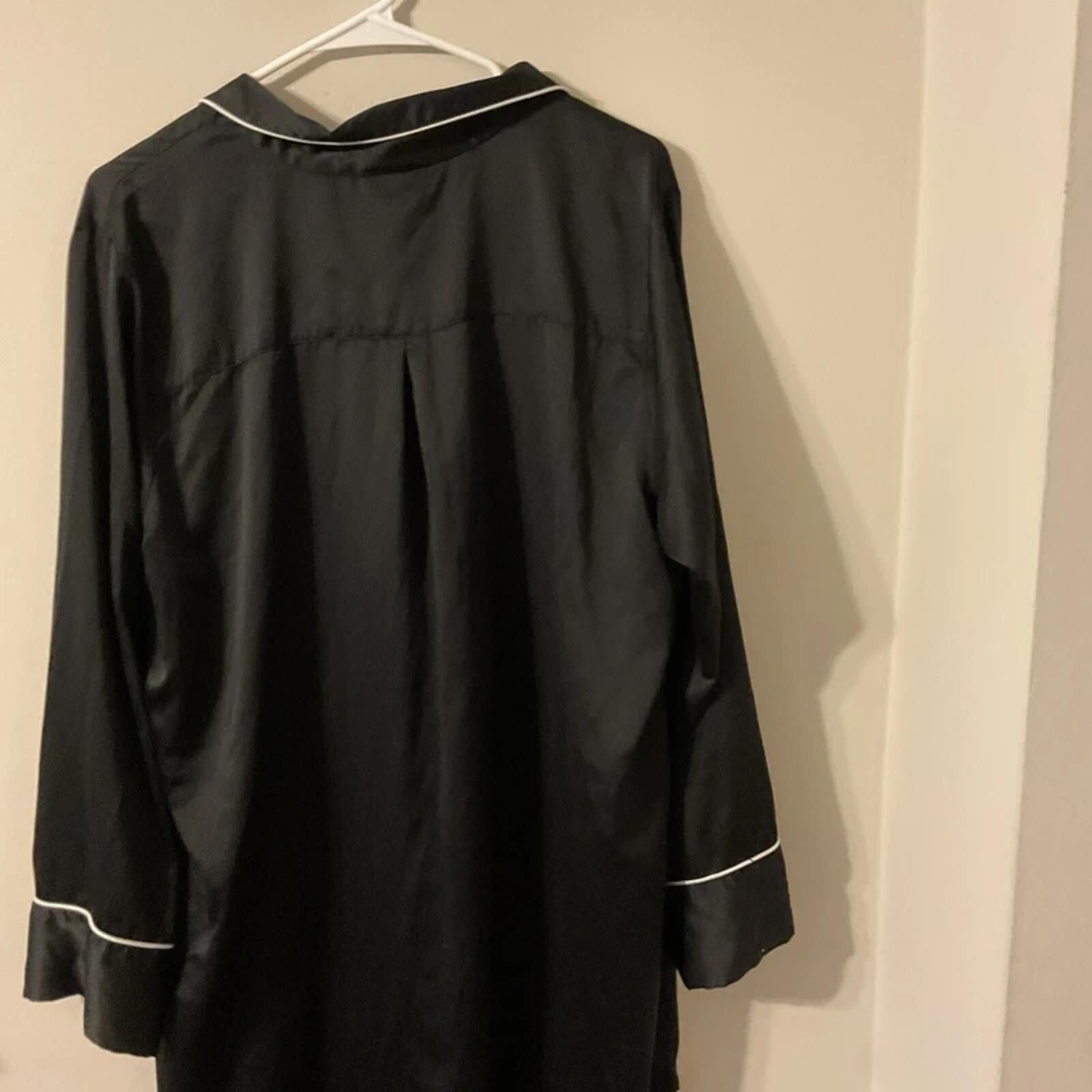 Modern Notoriety Natori black satin long sleeve pajama sleep top white piping Size ONE SIZE - 4 Thumbnail
