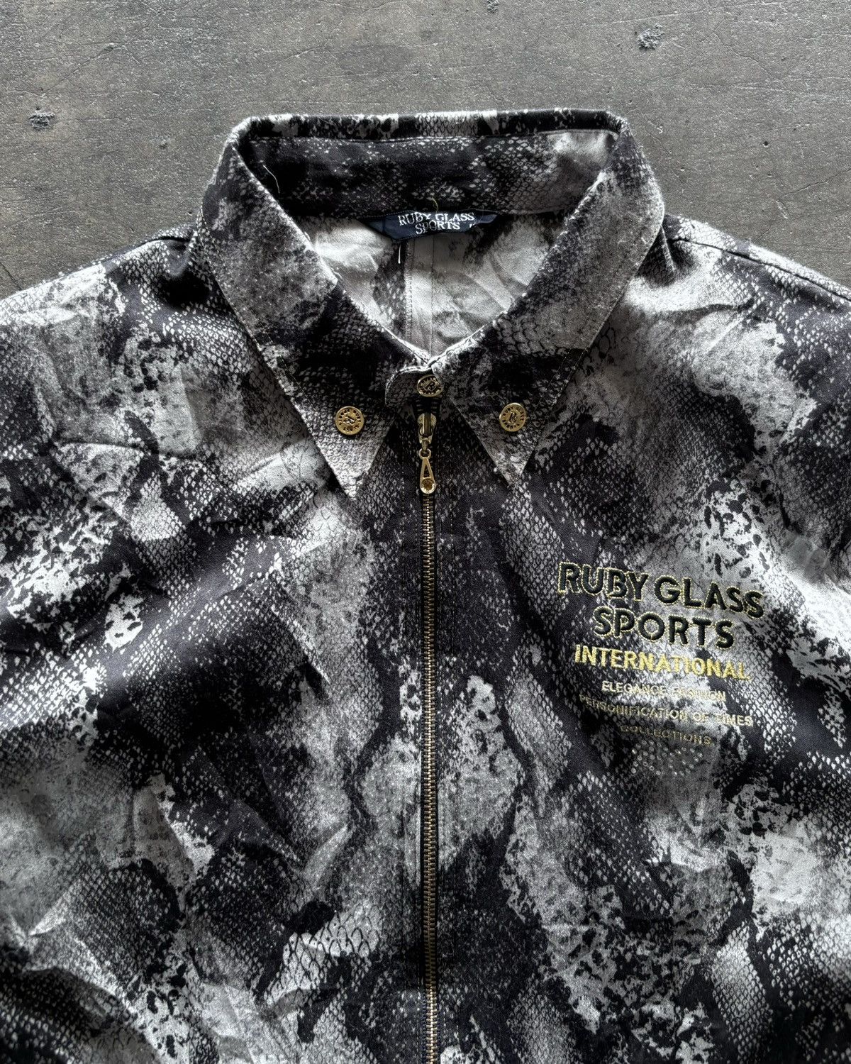 If Six Was Nine × Japanese Brand × Le Grande Bleu (L.G.B.) Ruby Glass Sports Snake Skin Zip Up Jacket Size US M / EU 48-50 / 2 - 3 Thumbnail