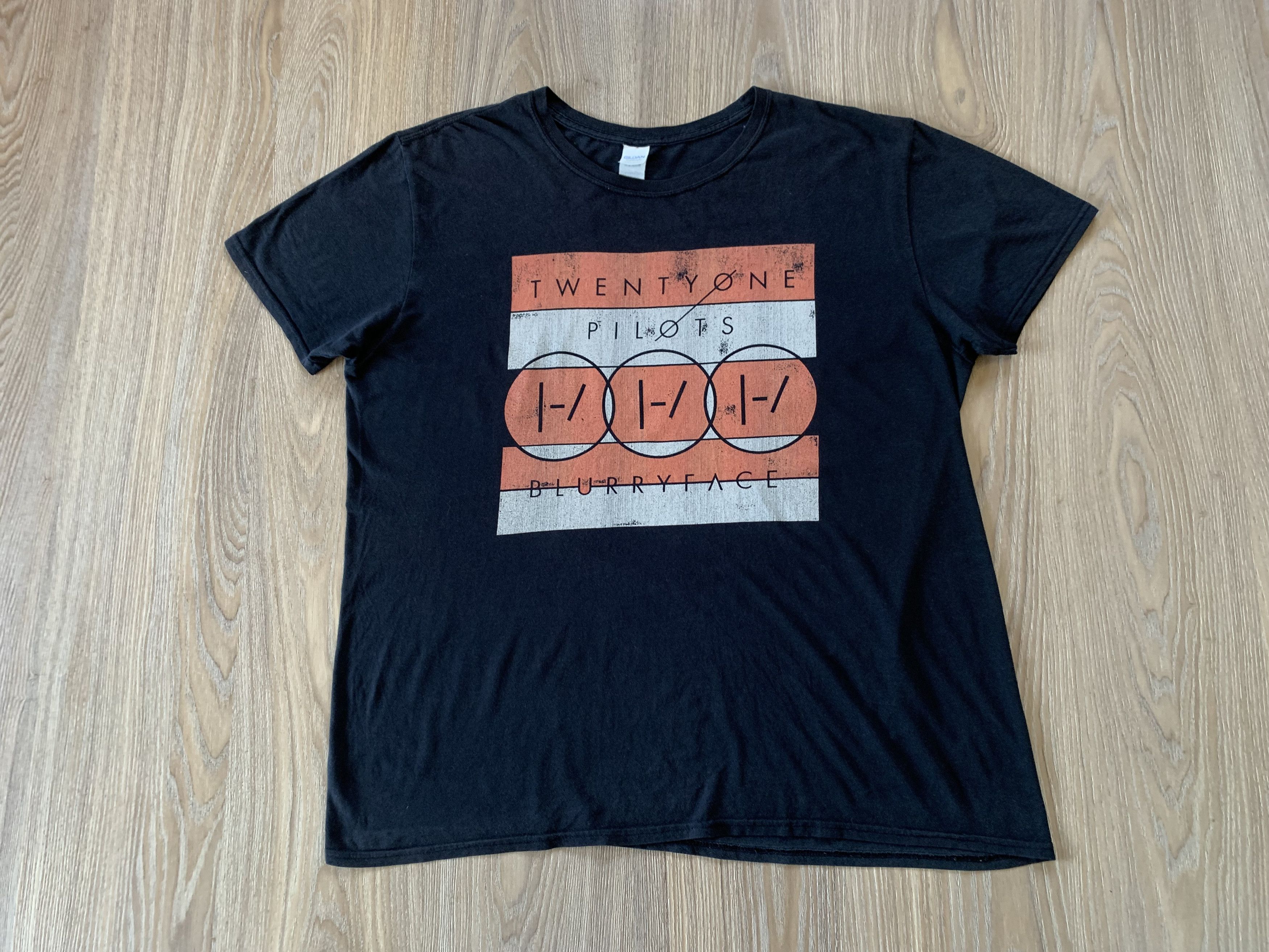 Band Tees × Gildan Twenty One Pilots Blurryface Gildan T Shirt Size US XL / EU 56 / 4 - 2 Thumbnail