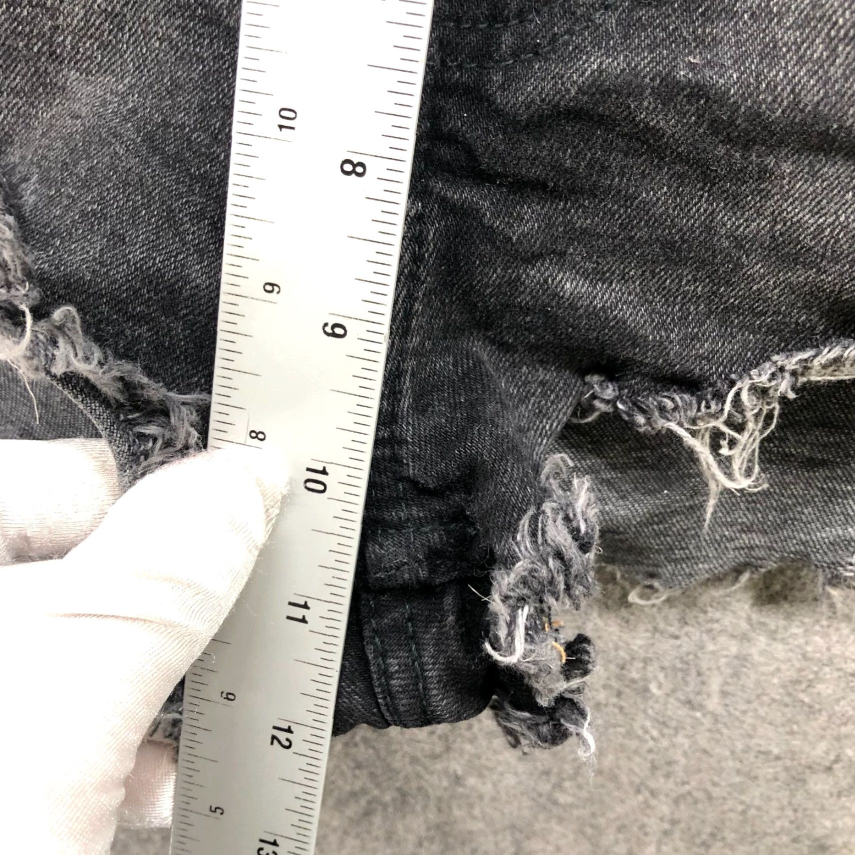Zara VINTAGE? No — Zara High Rise Denim Jean Shorts Womens Size 2 Black Wash Cutoff Frayed Stretch Denim Shorts Size 26" / US 2 / IT 38 - 6 Thumbnail