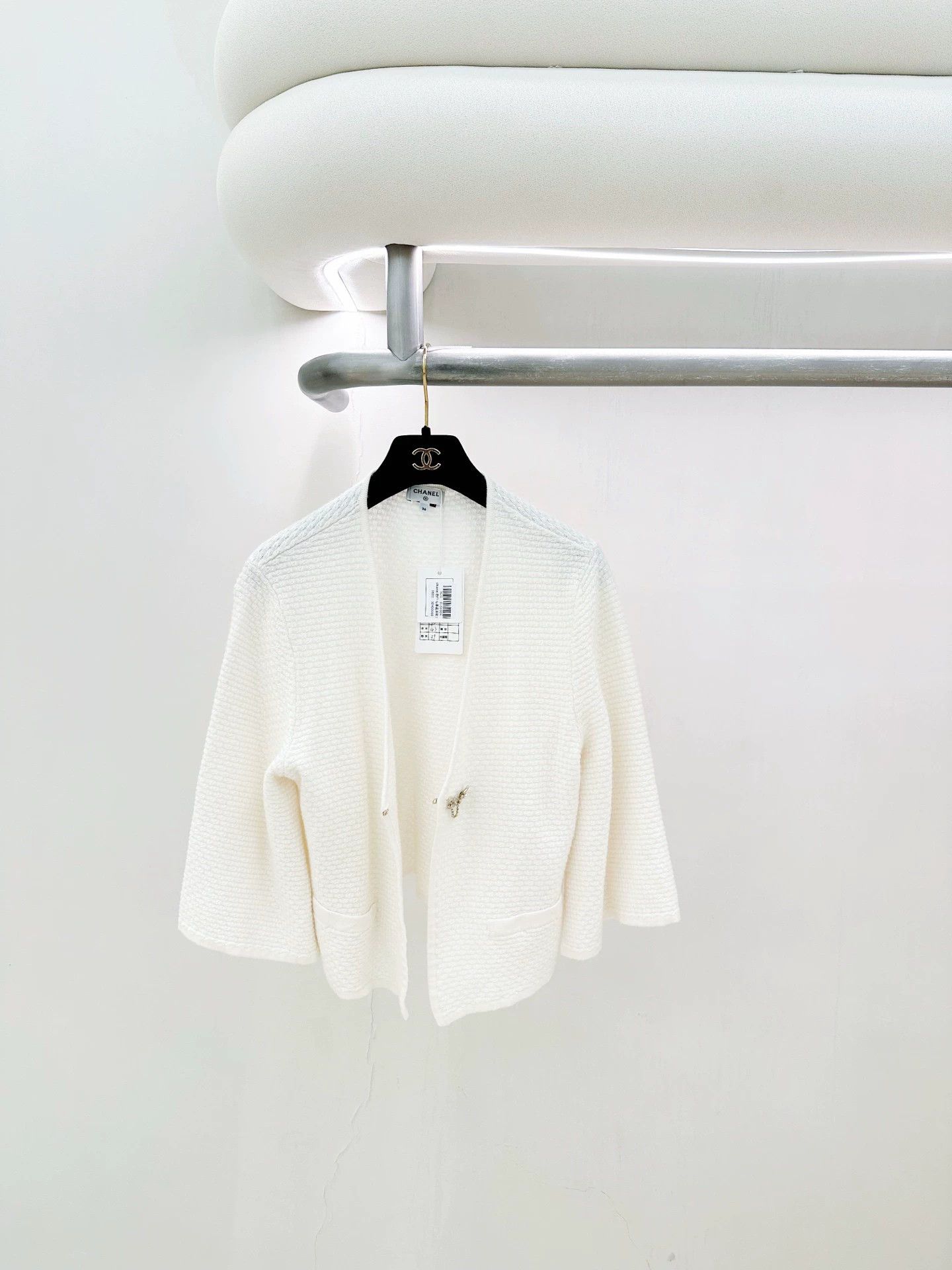 Chanel Chanel white camellia brooch knit cardigan 36 pearl flaw Size XS / US 0-2 / IT 36-38 - 1 Thumbnail