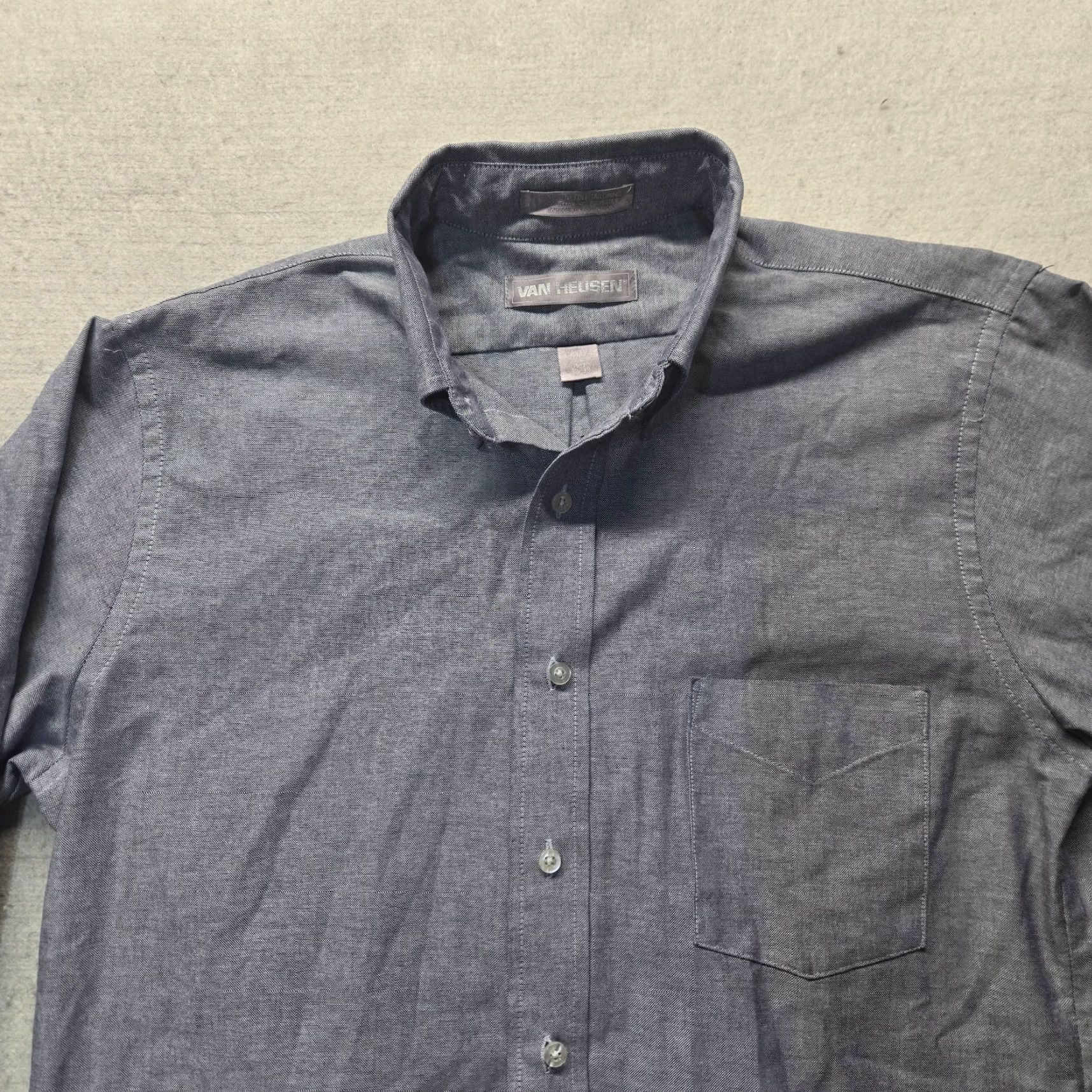 Van Heusen Van Heusen Shirt Gray Solid Button-Up Long Sleeve Men 15.5 All Seasons Casual Formal Workwear Dress Shirts Mens Size US L / EU 52-54 / 3 - 2 Thumbnail