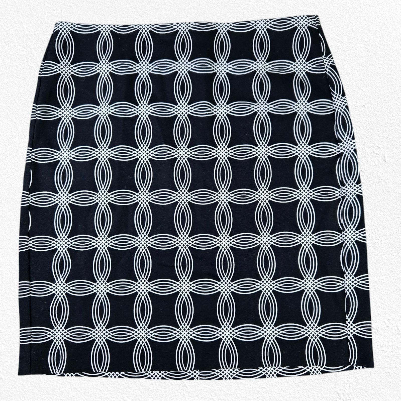 Banana Republic Banana Republic Black White Geometric Mini Skirt Size 0 Size 25" / US 0 / IT 36 - 2 Thumbnail