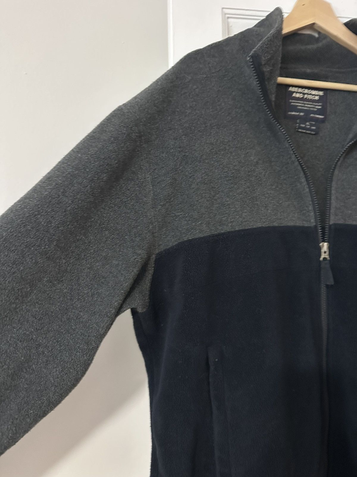 Abercrombie & Fitch Vintage YTK Abercrombie & Fitch Two-Tone Gray & Black Fleece Size US XL / EU 56 / 4 - 2 Thumbnail