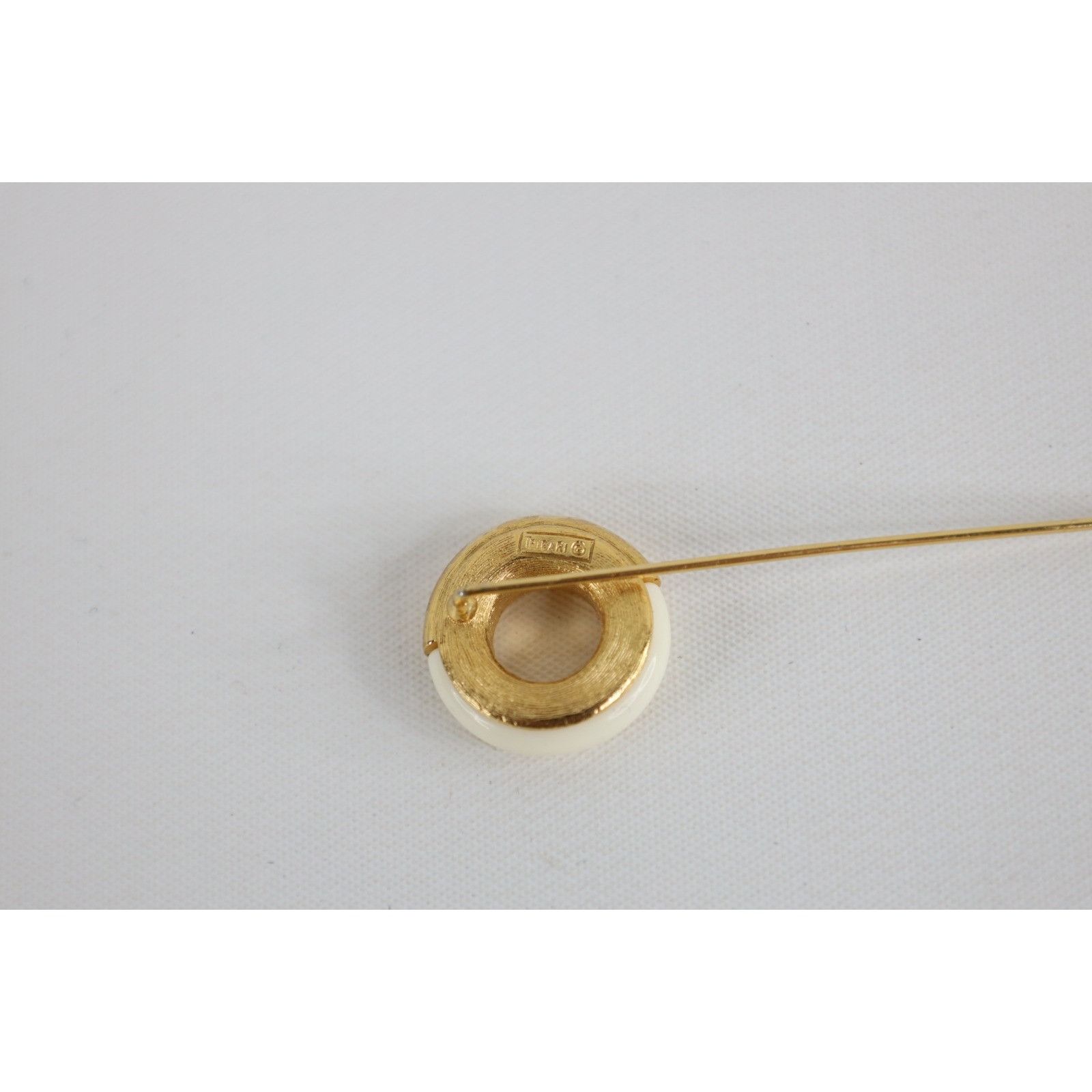 Vintage Vintage Trifari Enamel Gold White Circular Donut Lapel Pin Size ONE SIZE - 6 Thumbnail