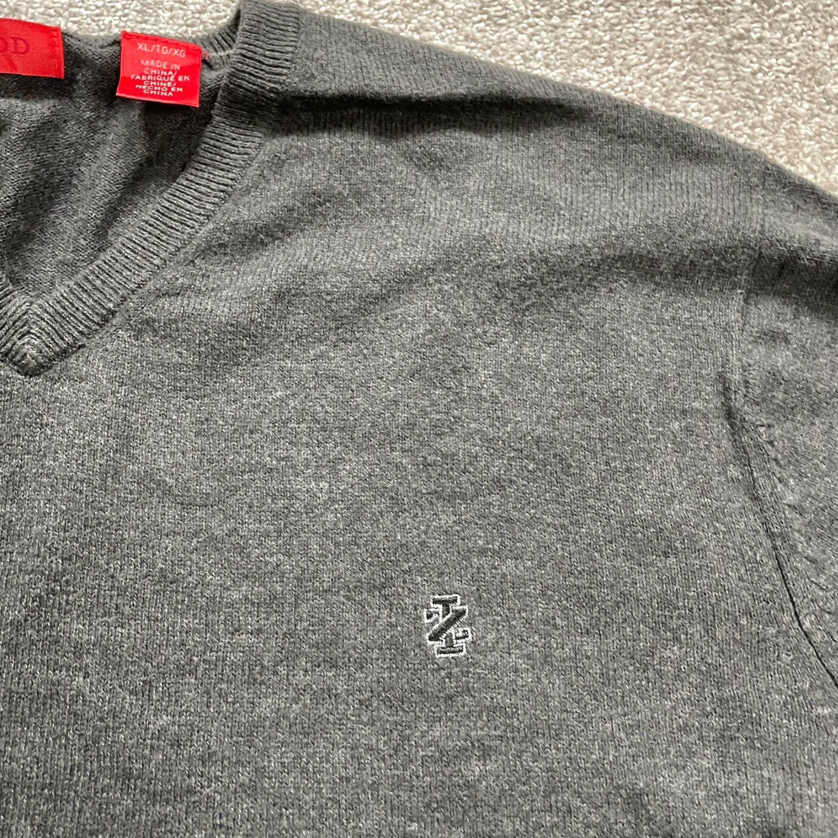 Izod IZOD Sweater Pullover Men XL Dark Gray V-Neck Knit Cotton Acrylic Casual Workwear Knitwear - Solid Knit - IZOD Mens XL Gray V-Neck Pullover Sweater Size US XL / EU 56 / 4 - 4 Thumbnail